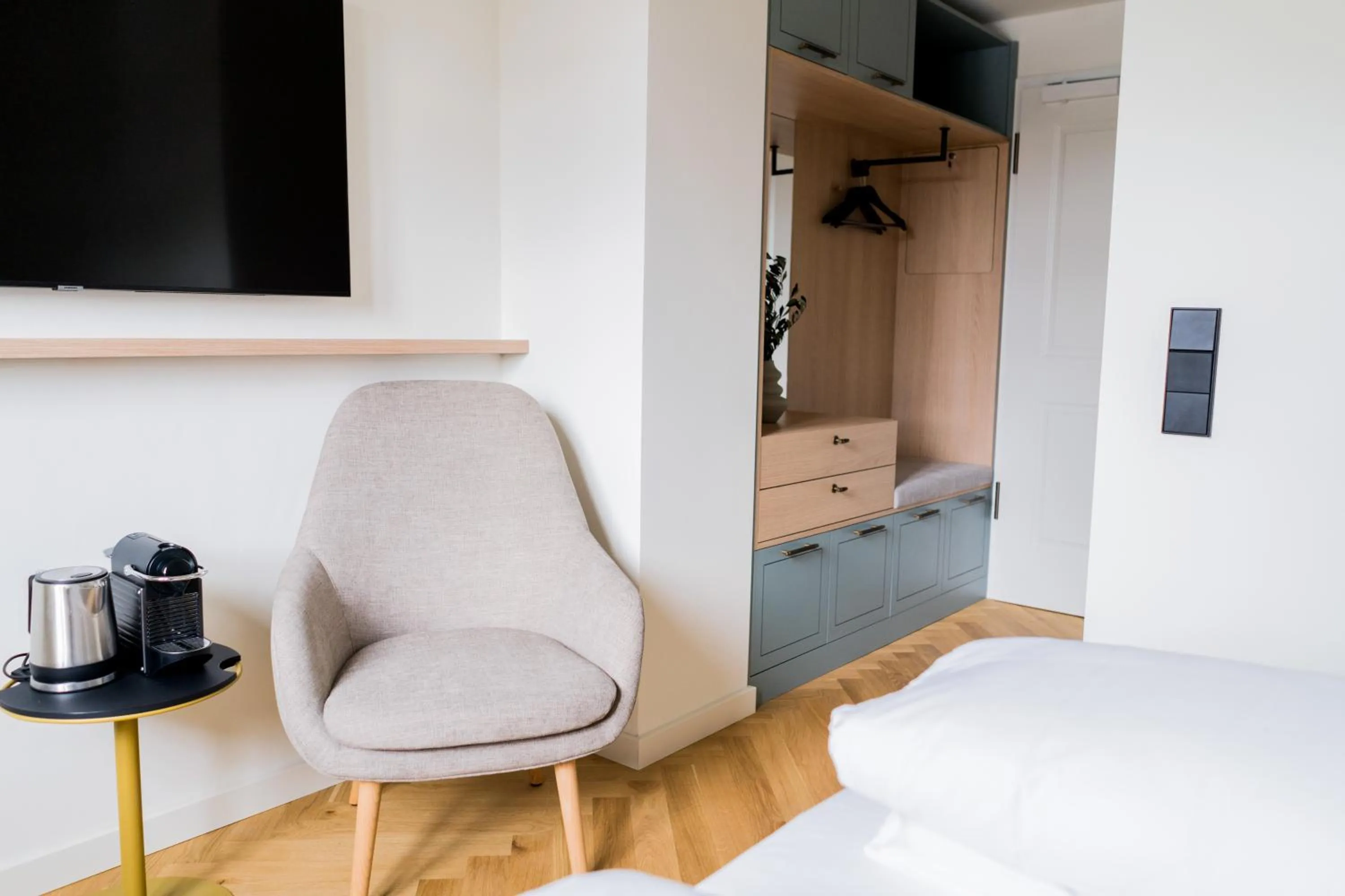 TV and multimedia, Bed in Bob W Munich Airport - Peterhof