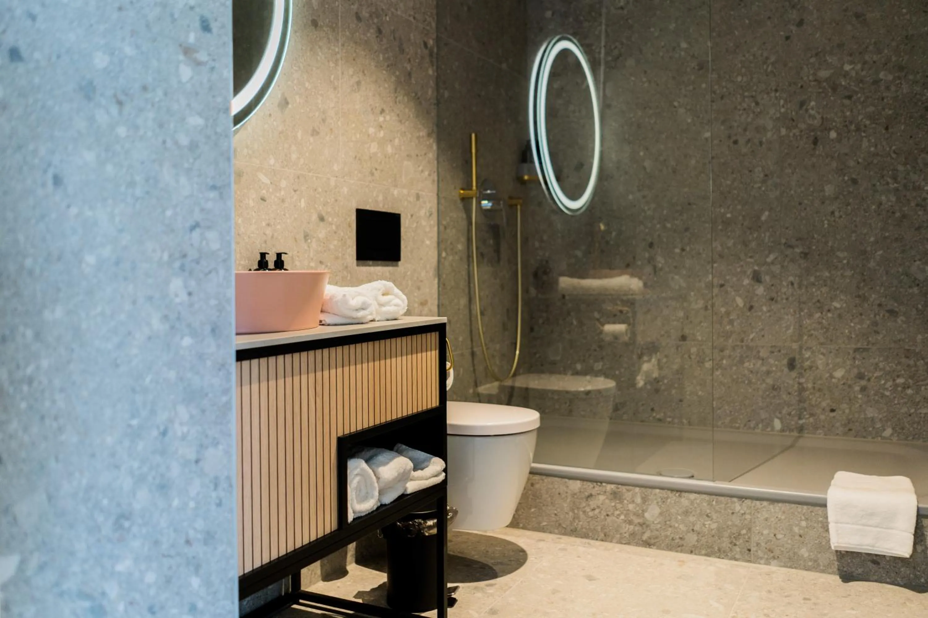 Shower in Bob W Munich Airport - Peterhof