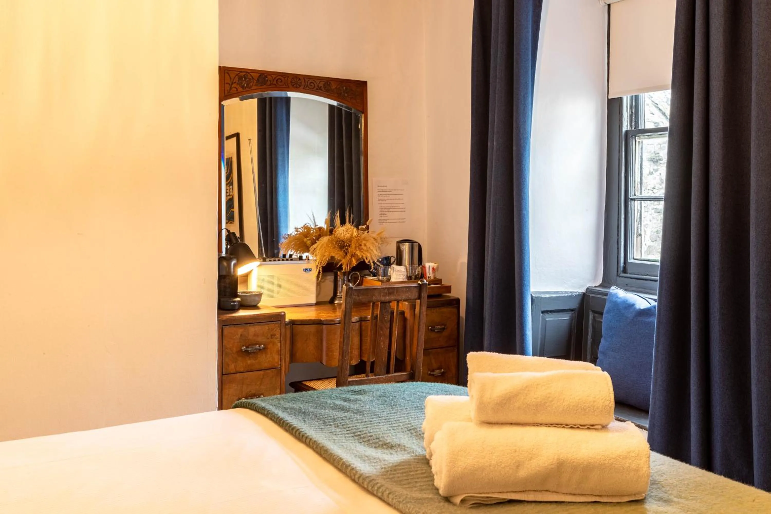 hair dresser, Bed in Royal Oak Pub