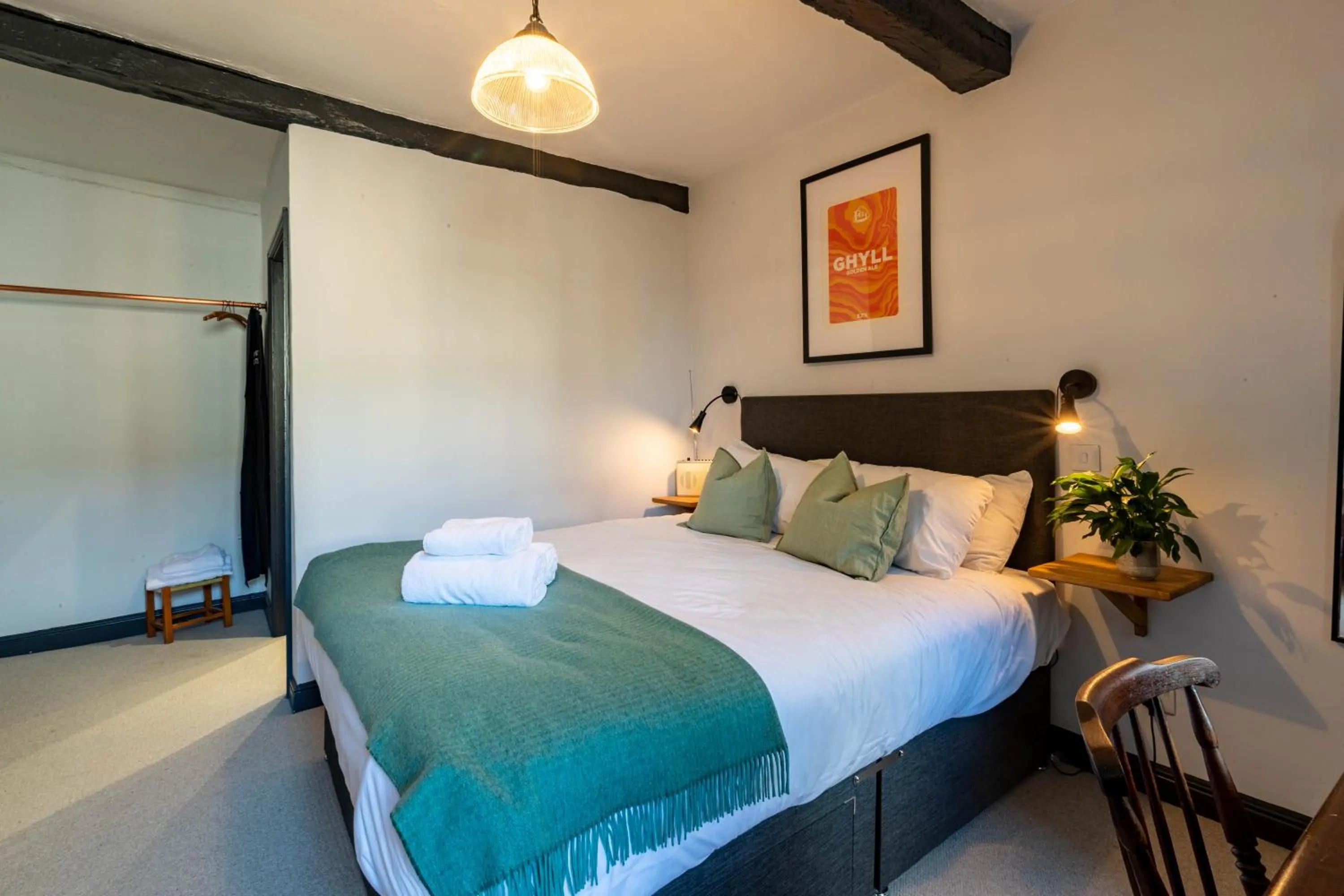 Bedroom, Bed in Royal Oak Pub