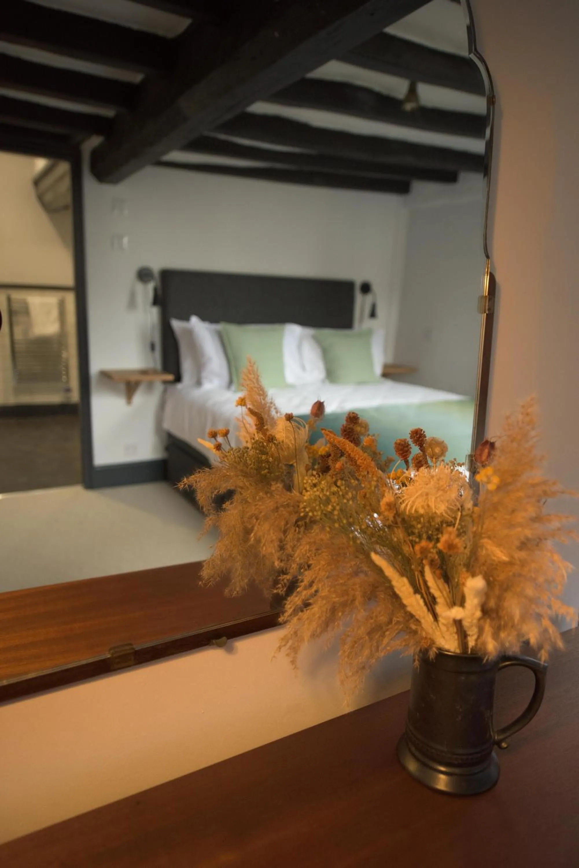 Bedroom, Bed in Royal Oak Pub