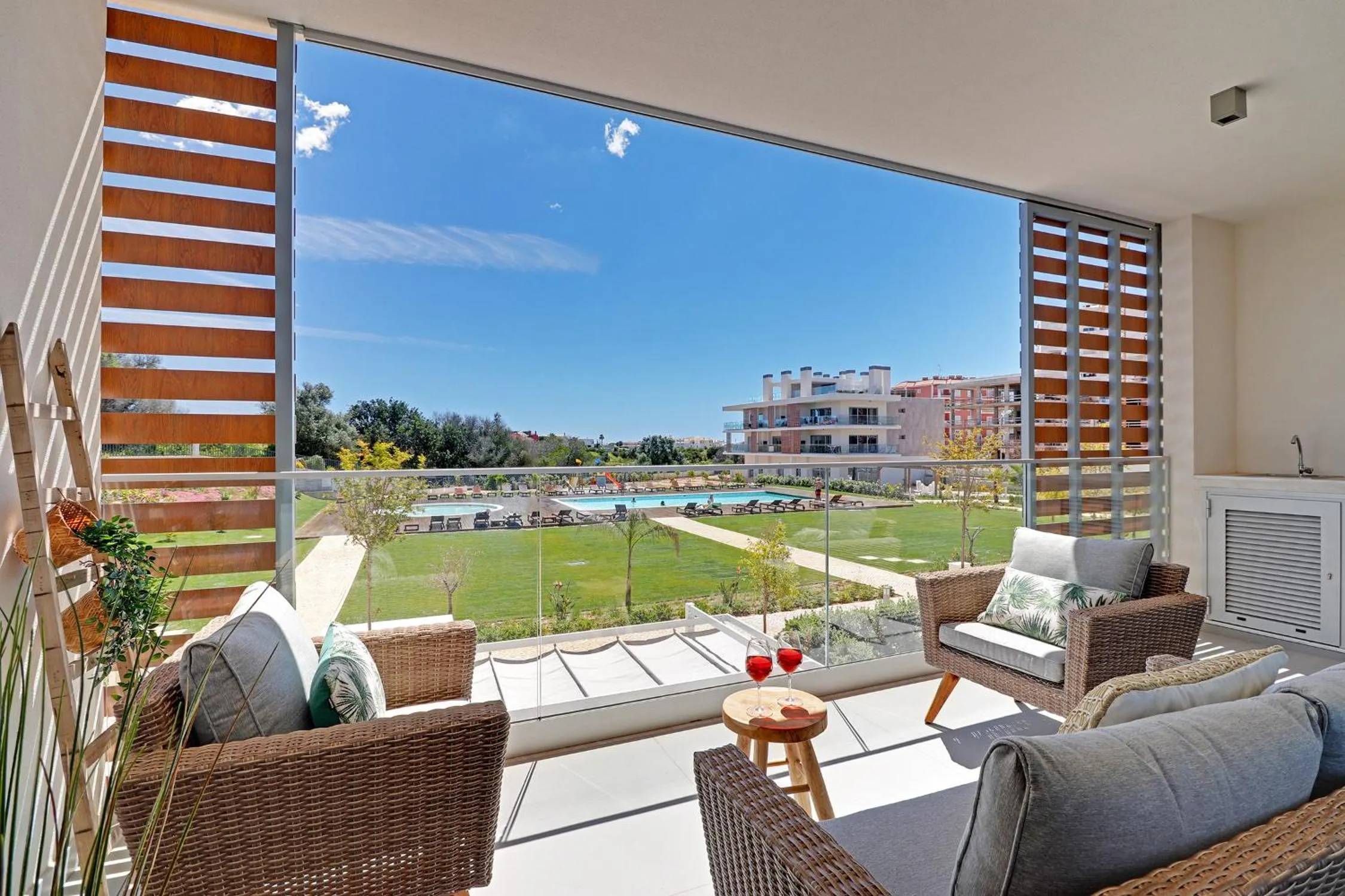 Balcony/Terrace in Apartamento Vista Jardim by Portucasa