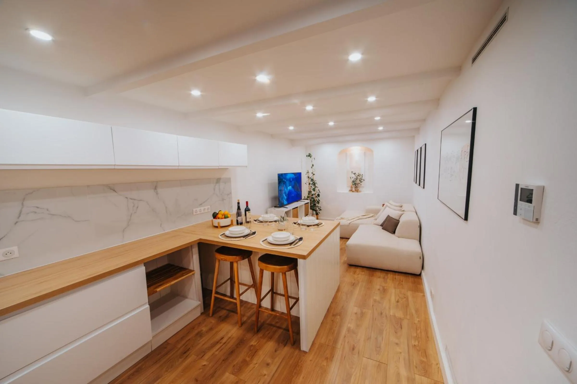 Kitchen or kitchenette, Bed in Perfect family-oriented and recently renovated townhouse in the old Antibes