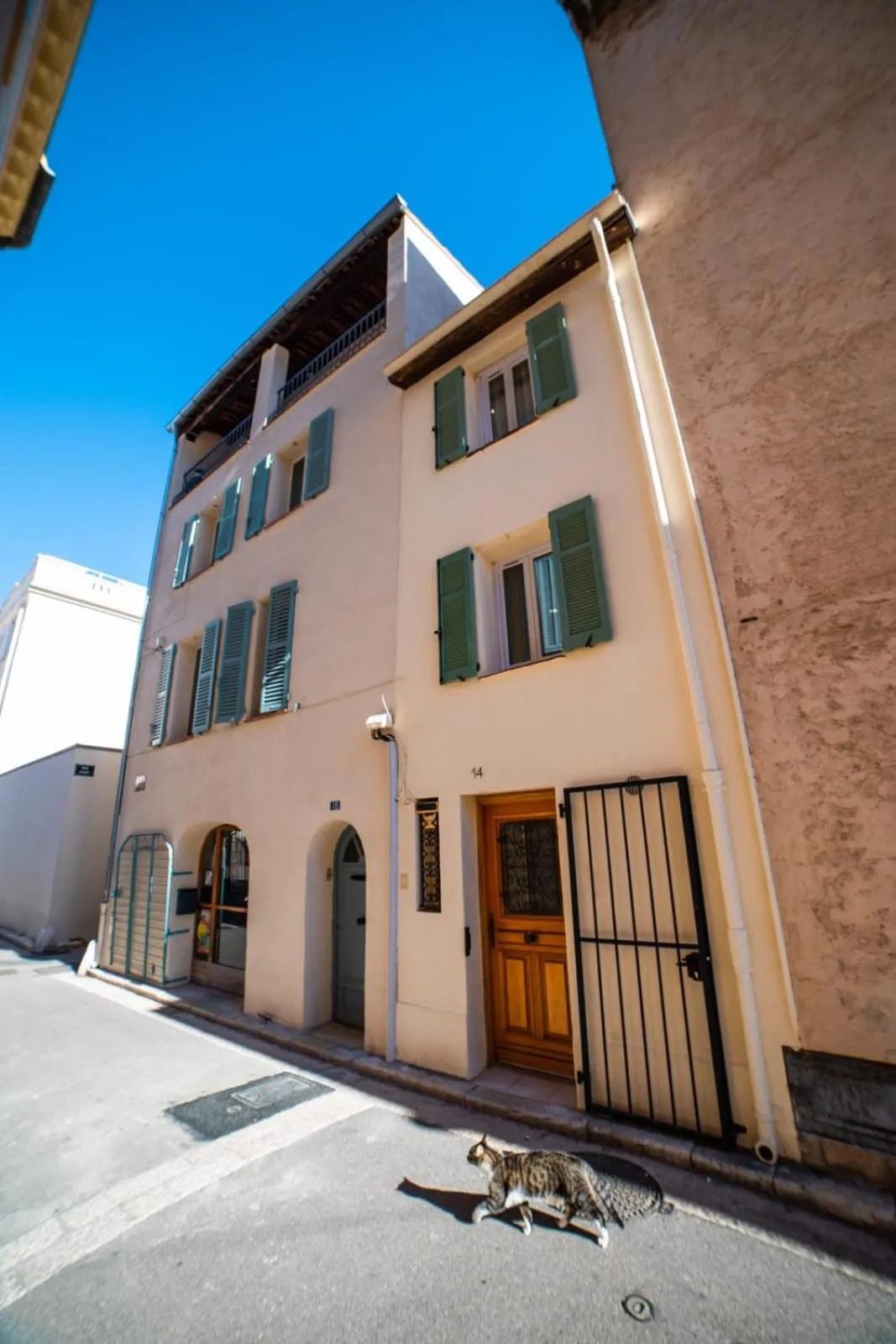Property building in Perfect family-oriented and recently renovated townhouse in the old Antibes