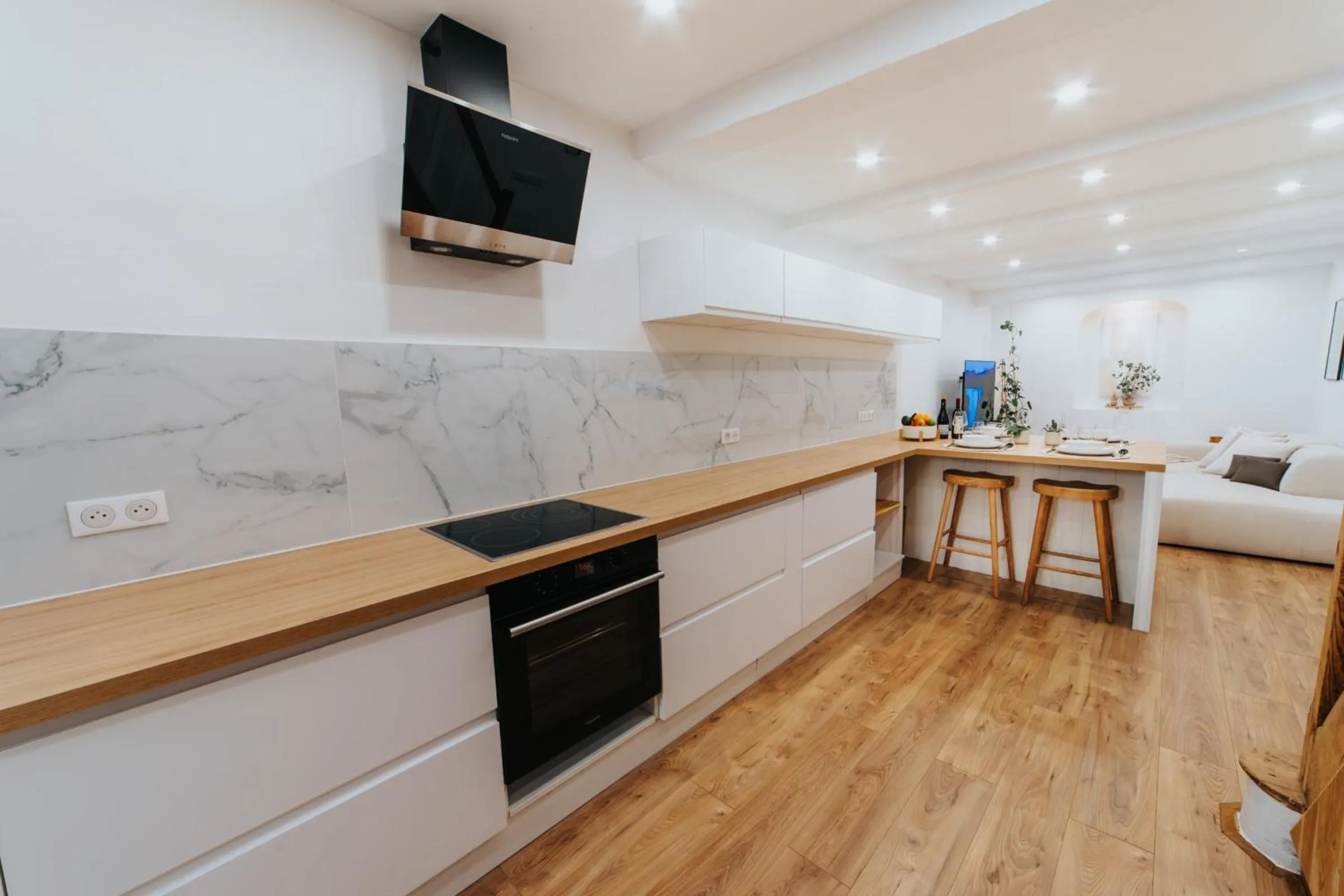 Kitchen or kitchenette in Perfect family-oriented and recently renovated townhouse in the old Antibes