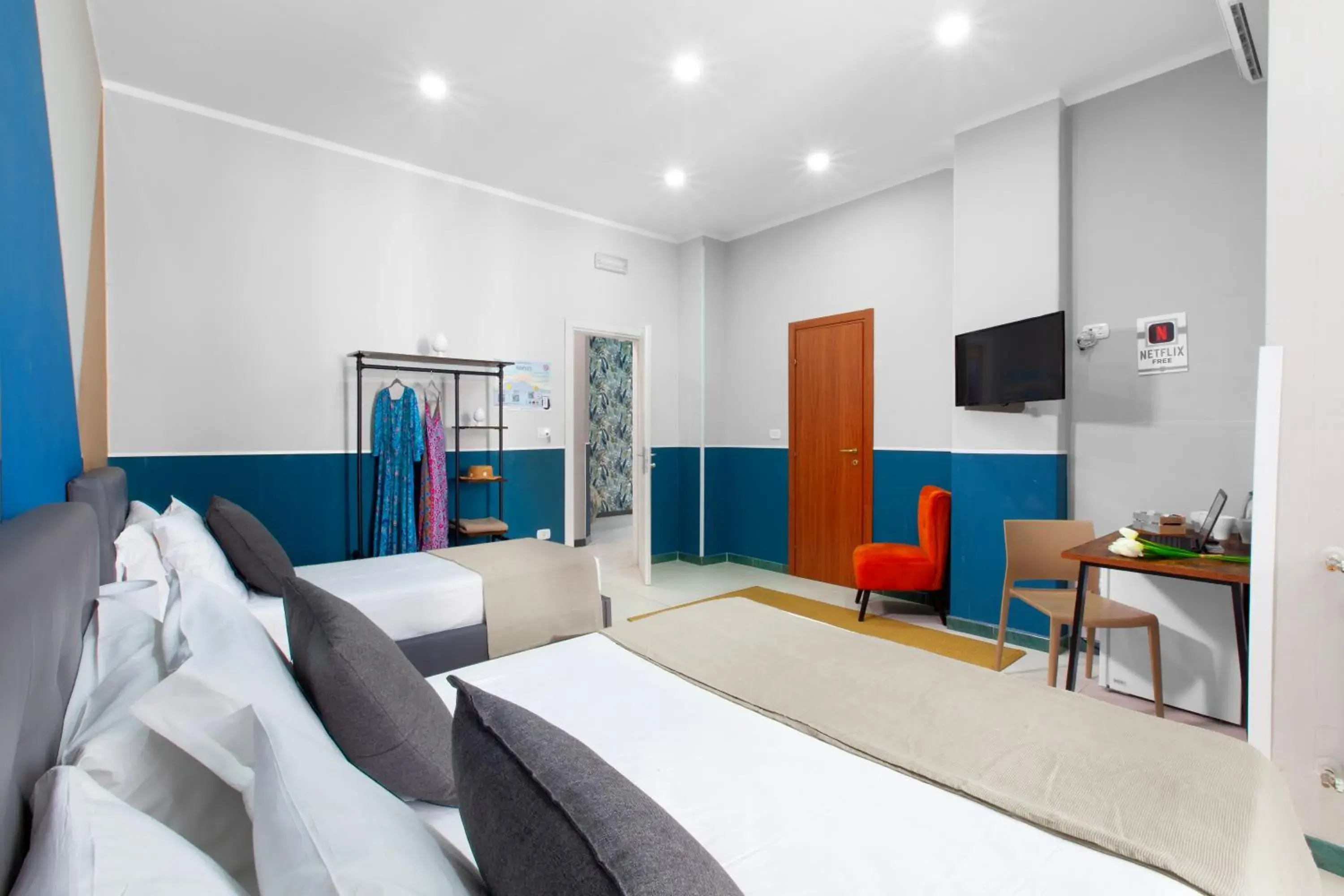 Family Room with Private Bathroom in ROYAL ROOMS STATION NAPOLI Family Room with Private Bathroom in ROYAL ROOMS STATION NAPOLI