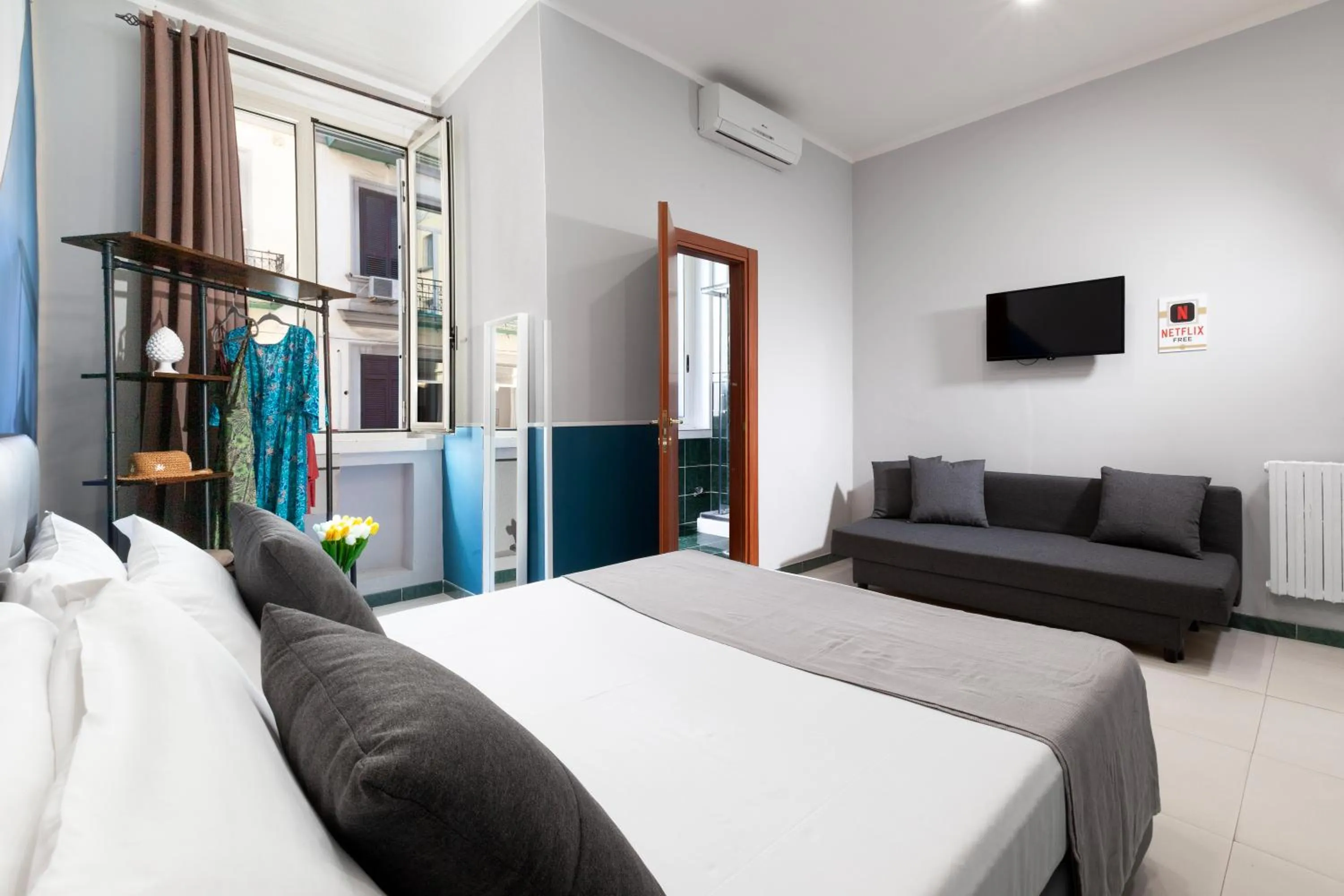 Photo of the whole room, Bed in ROYAL ROOMS STATION NAPOLI