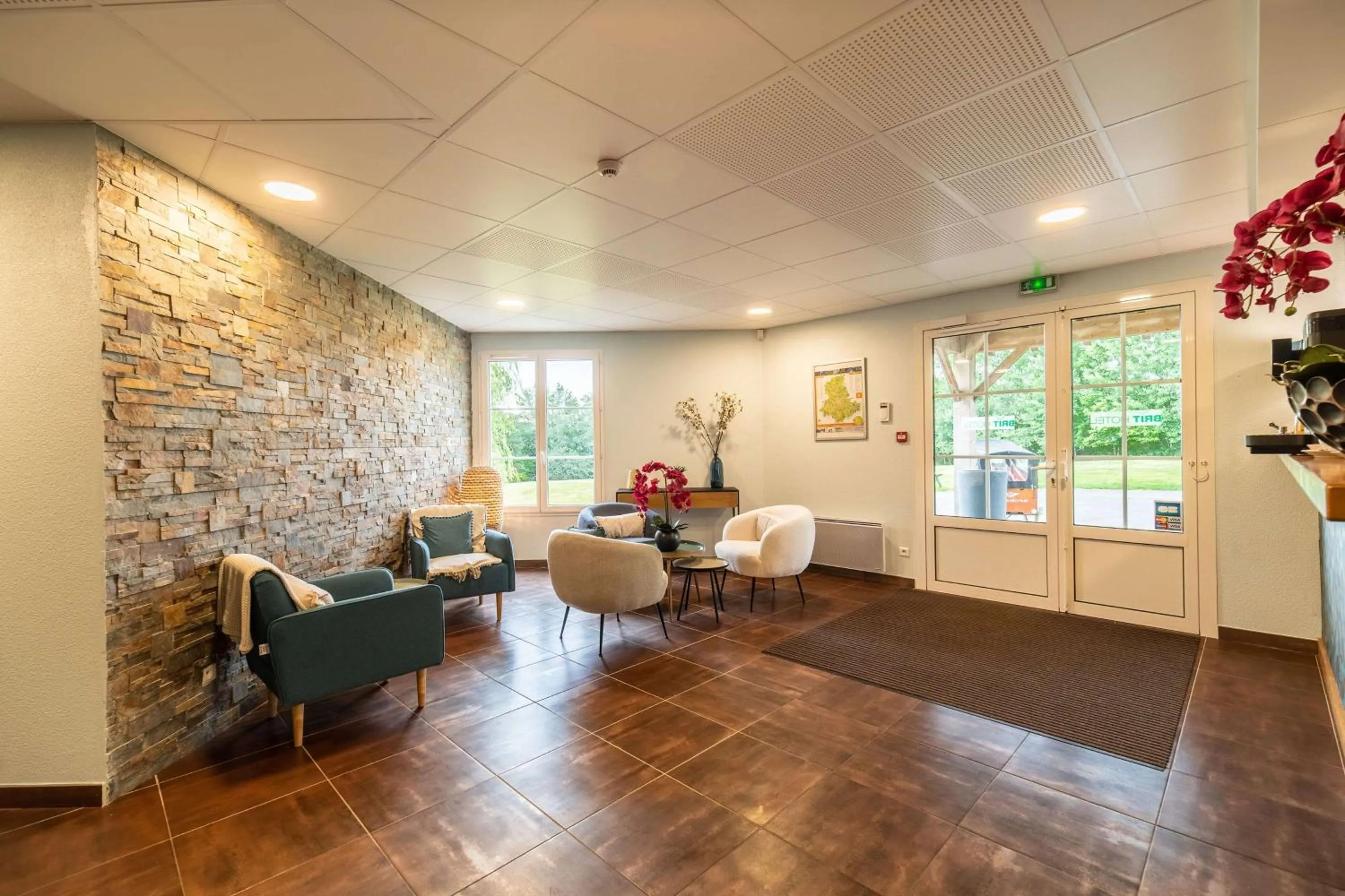 Lobby or reception in Brit Hotel Confort - La Tour Blanche