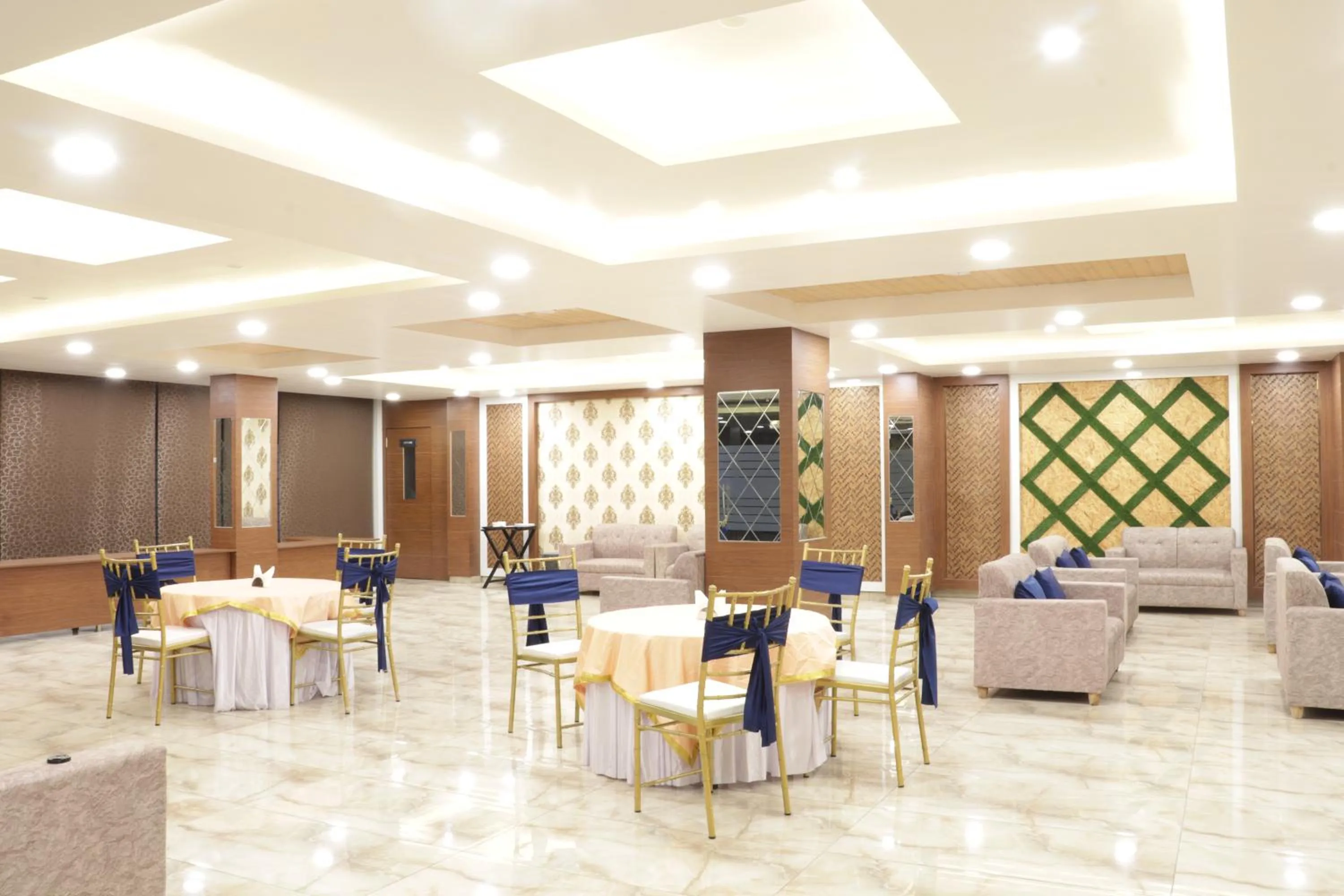 Restaurant/places to eat in Hotel Royal Palm Dehradun