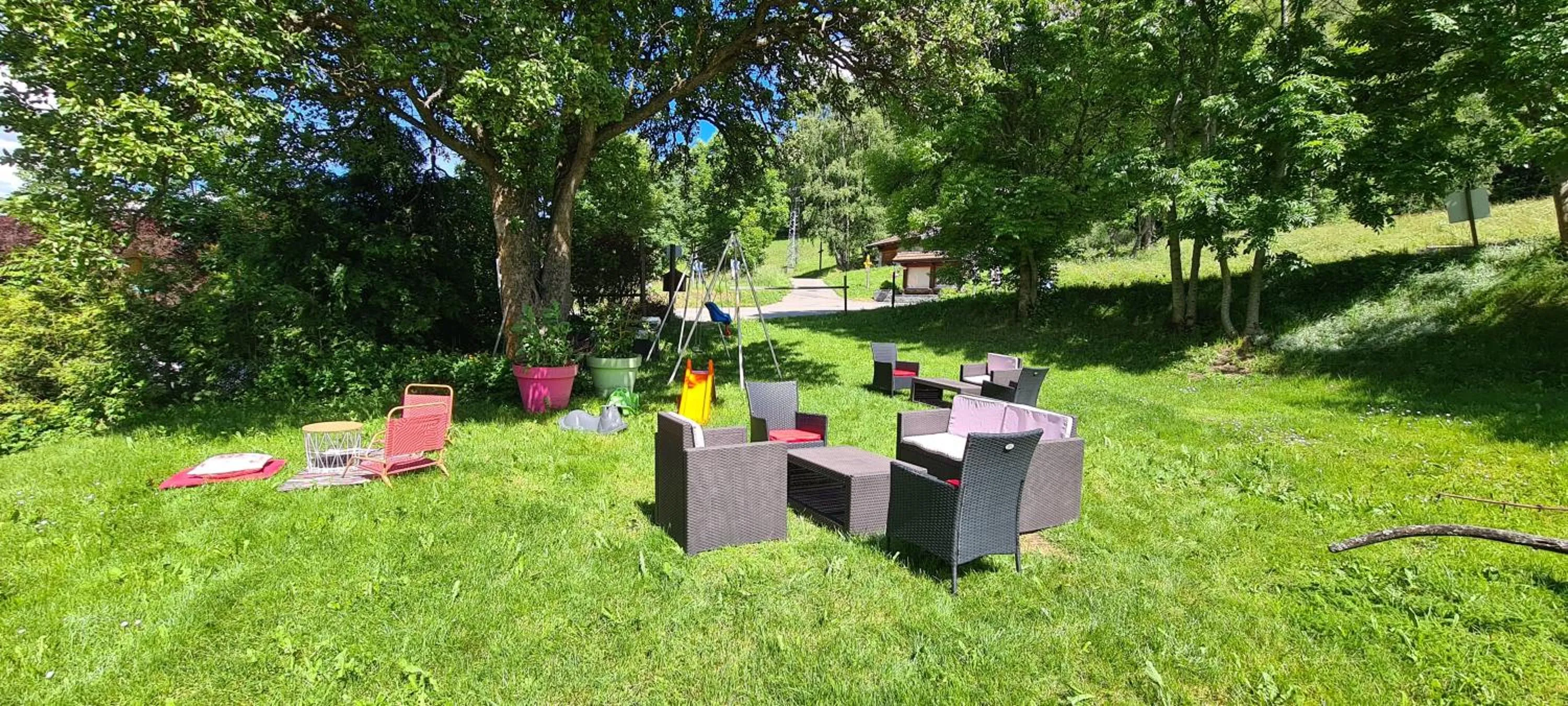 Garden in Hôtel et Appart'Hôtel Restaurant L'Adray