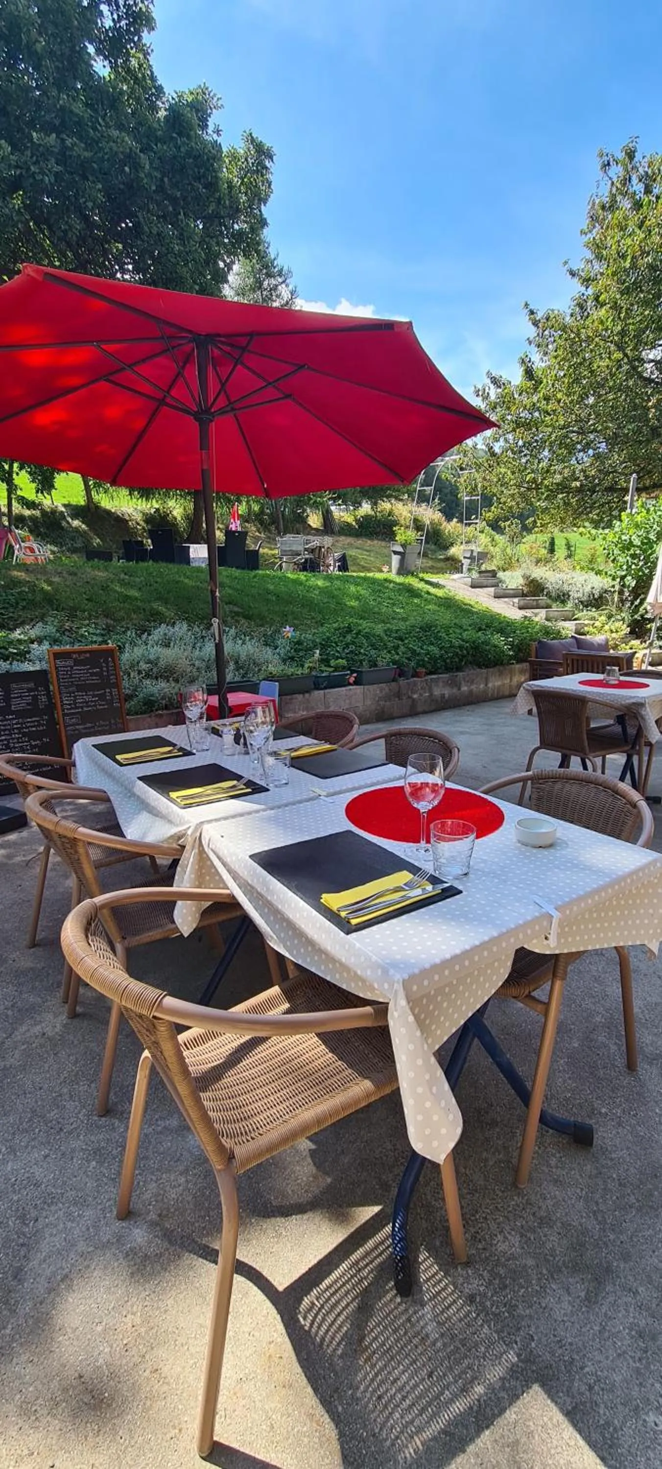 Patio in Hôtel et Appart'Hôtel Restaurant L'Adray