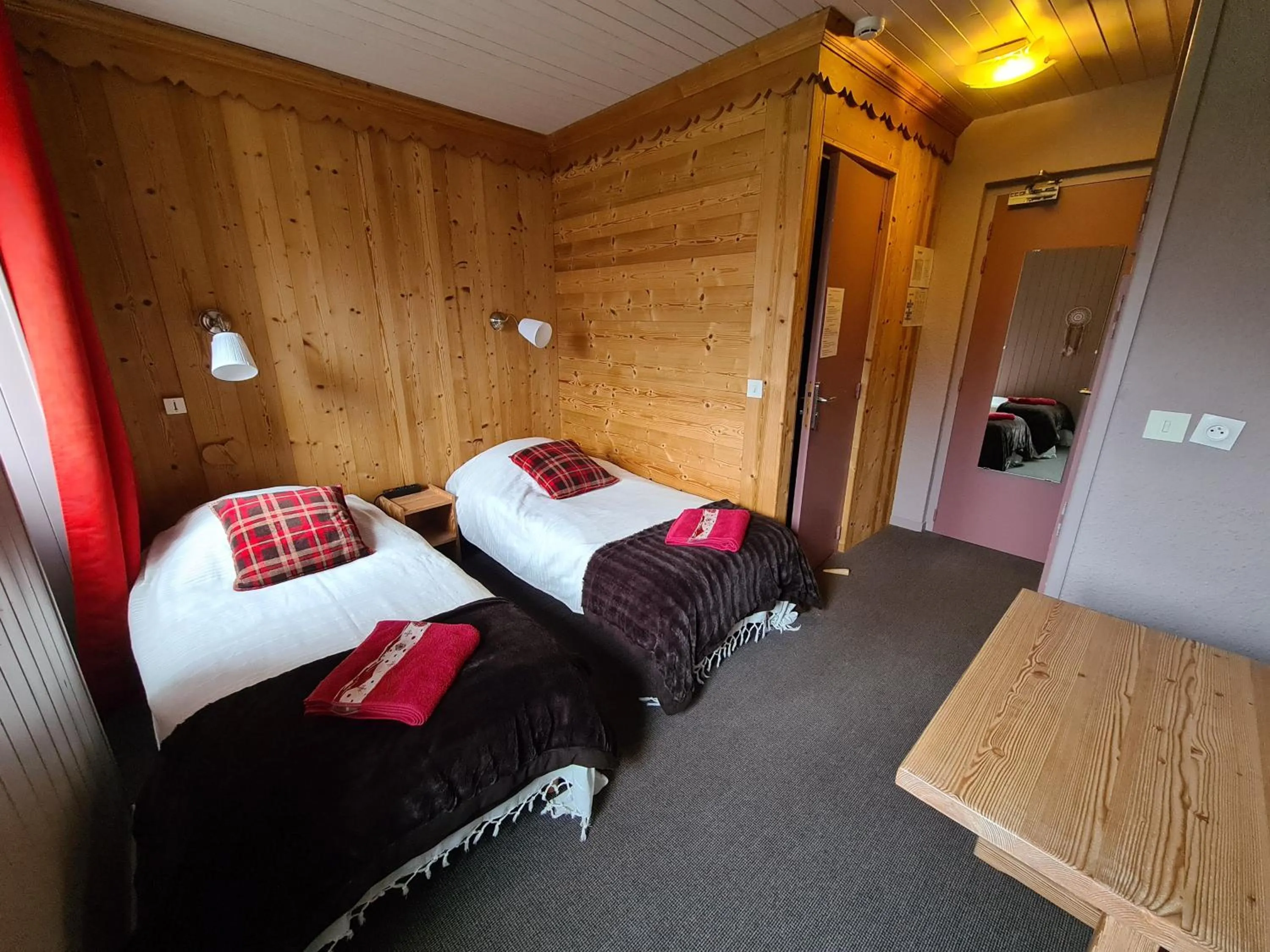 Bedroom, Bed in Hôtel et Appart'Hôtel Restaurant L'Adray