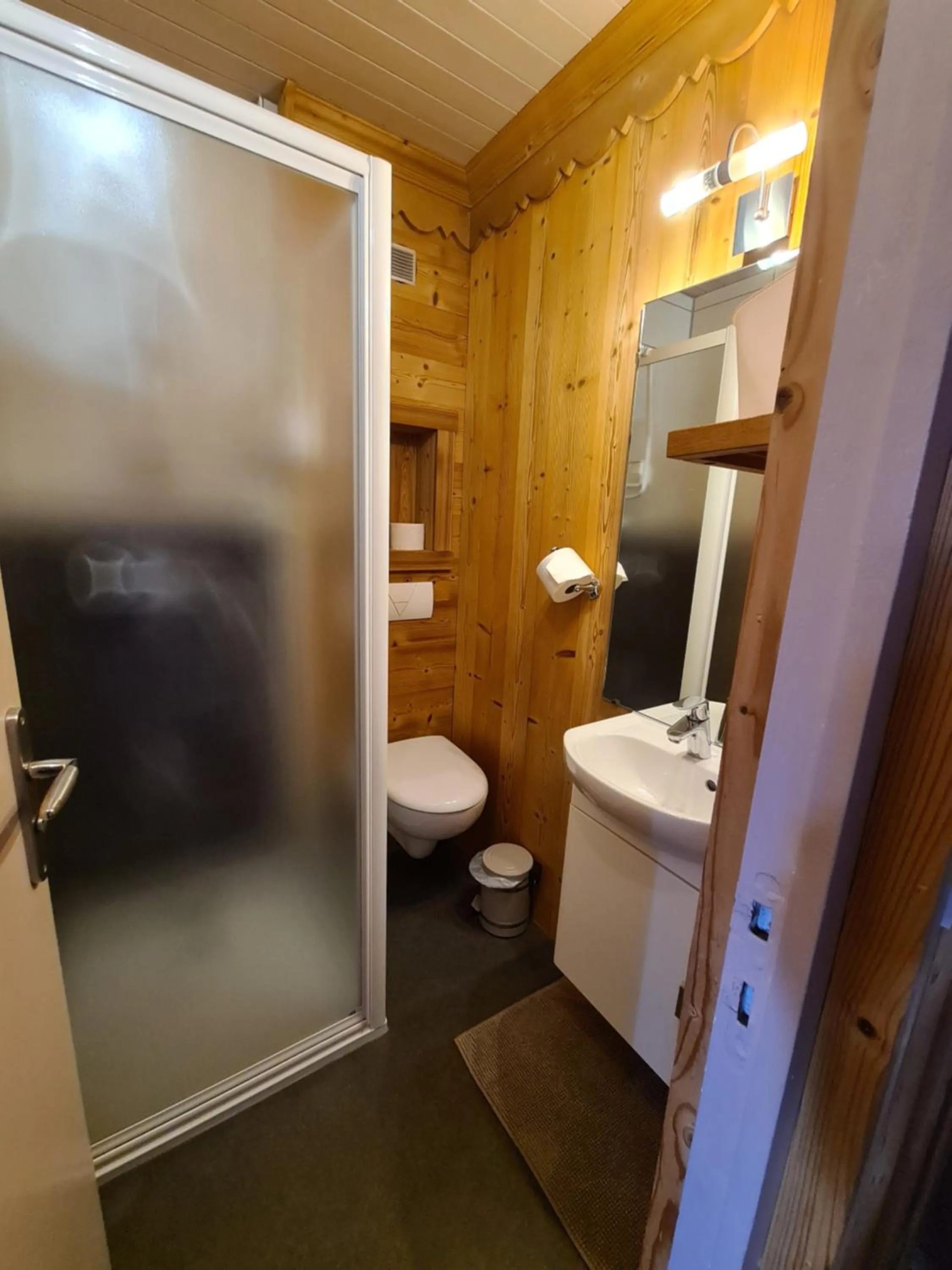 Bathroom in Hôtel et Appart'Hôtel Restaurant L'Adray