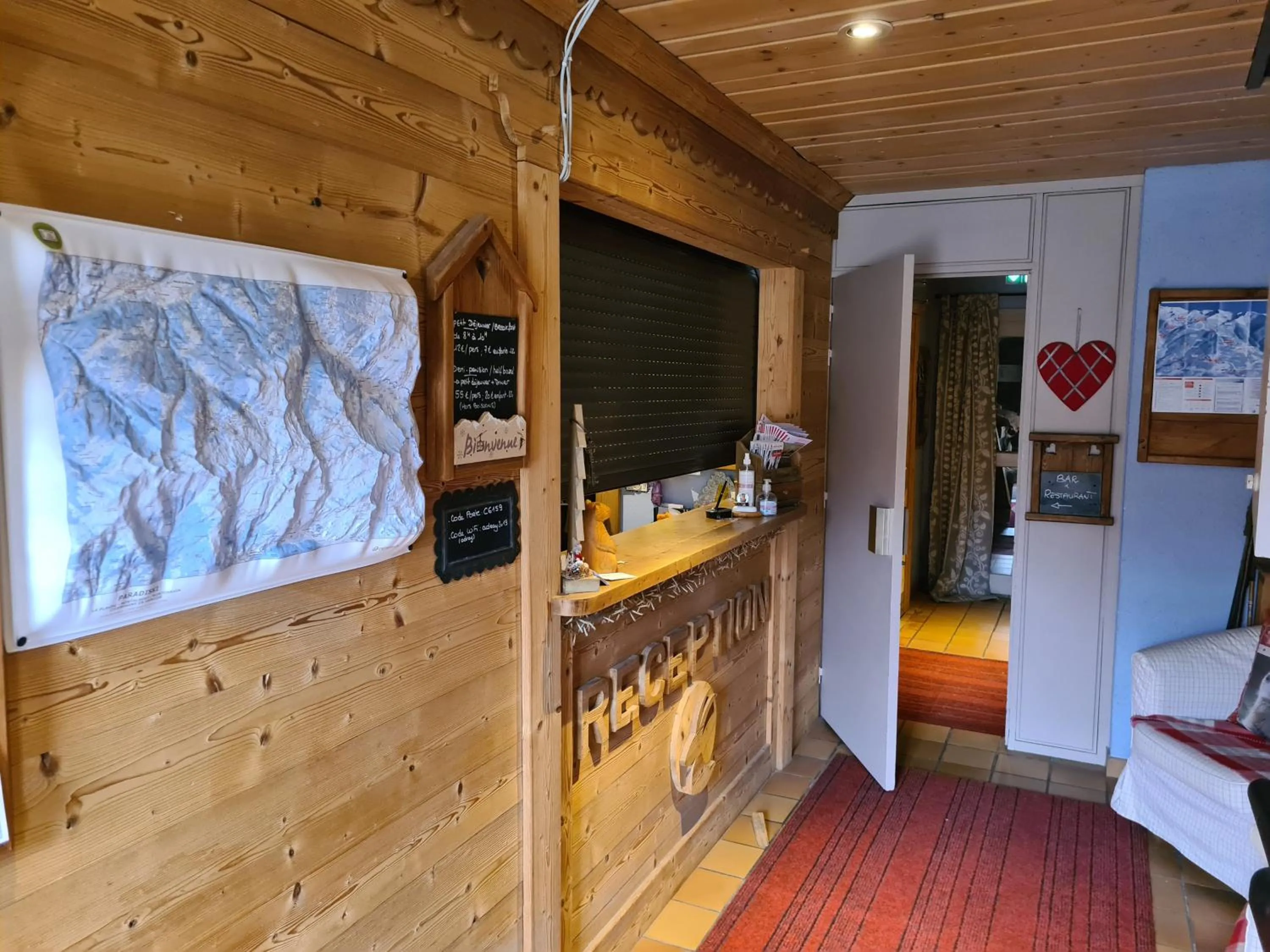 Lobby or reception in Hôtel et Appart'Hôtel Restaurant L'Adray