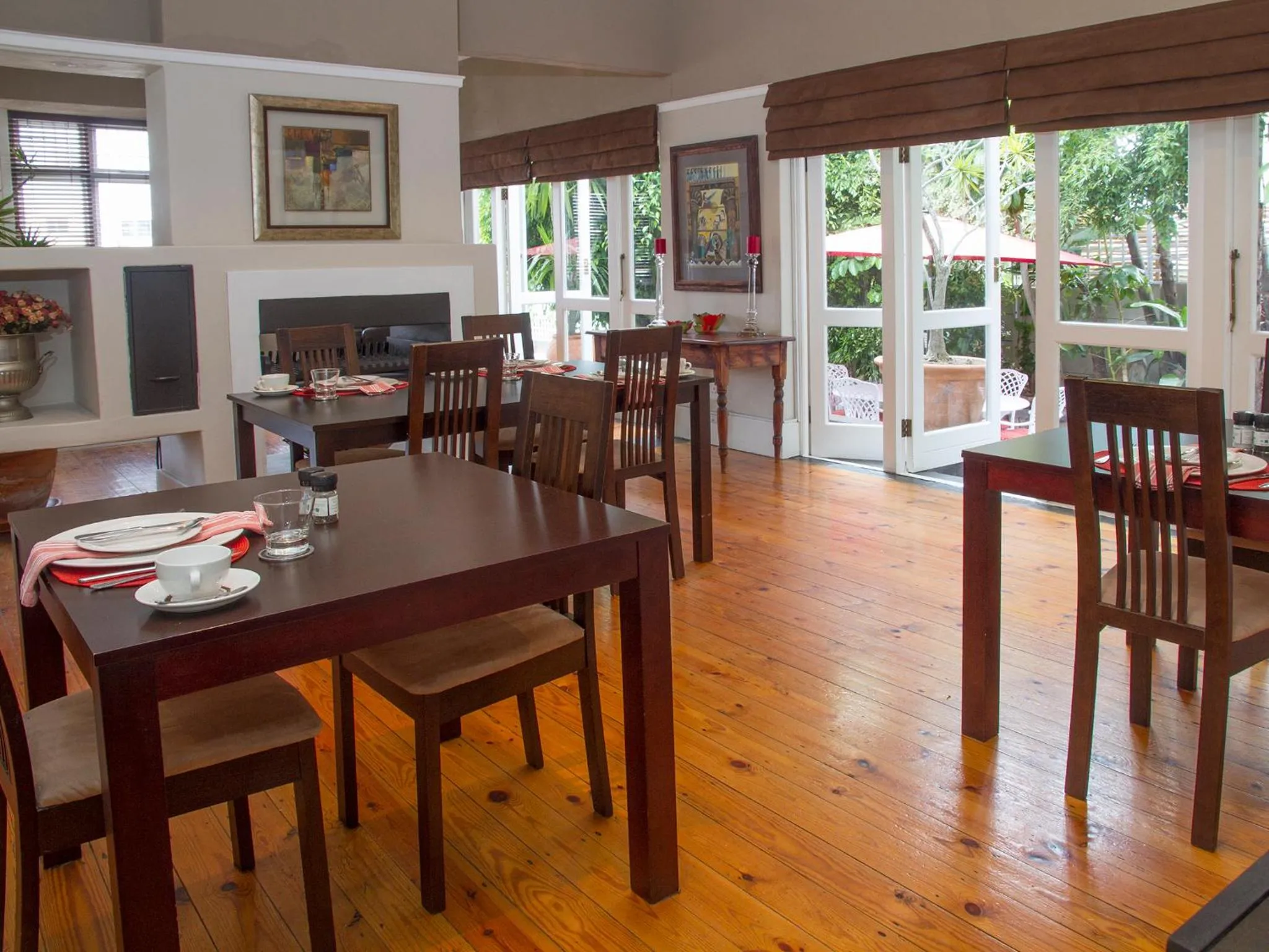 Breakfast in Conifer Beach House