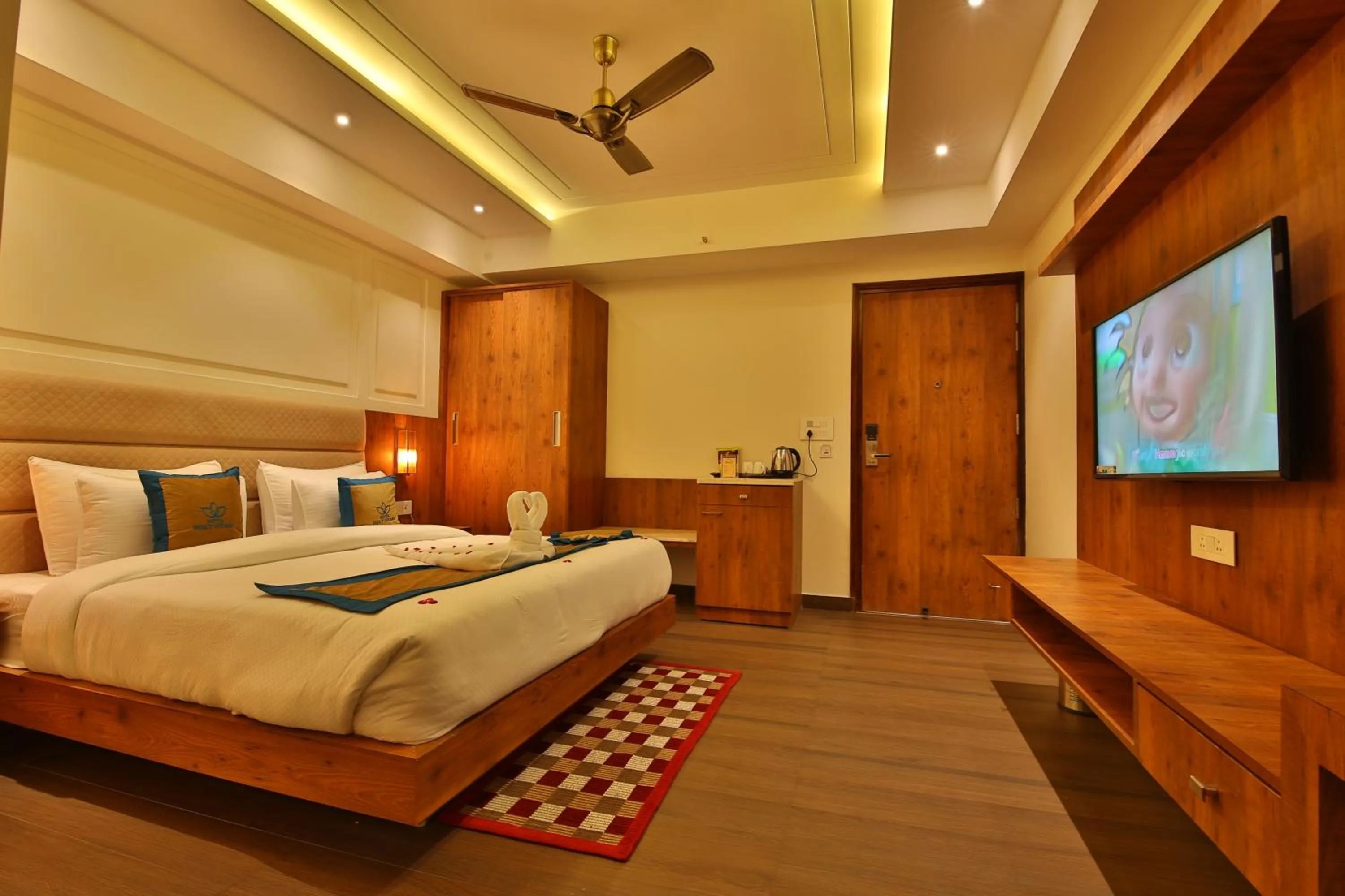 Communal lounge/ TV room, Bed in Hotel Holy Vivasa