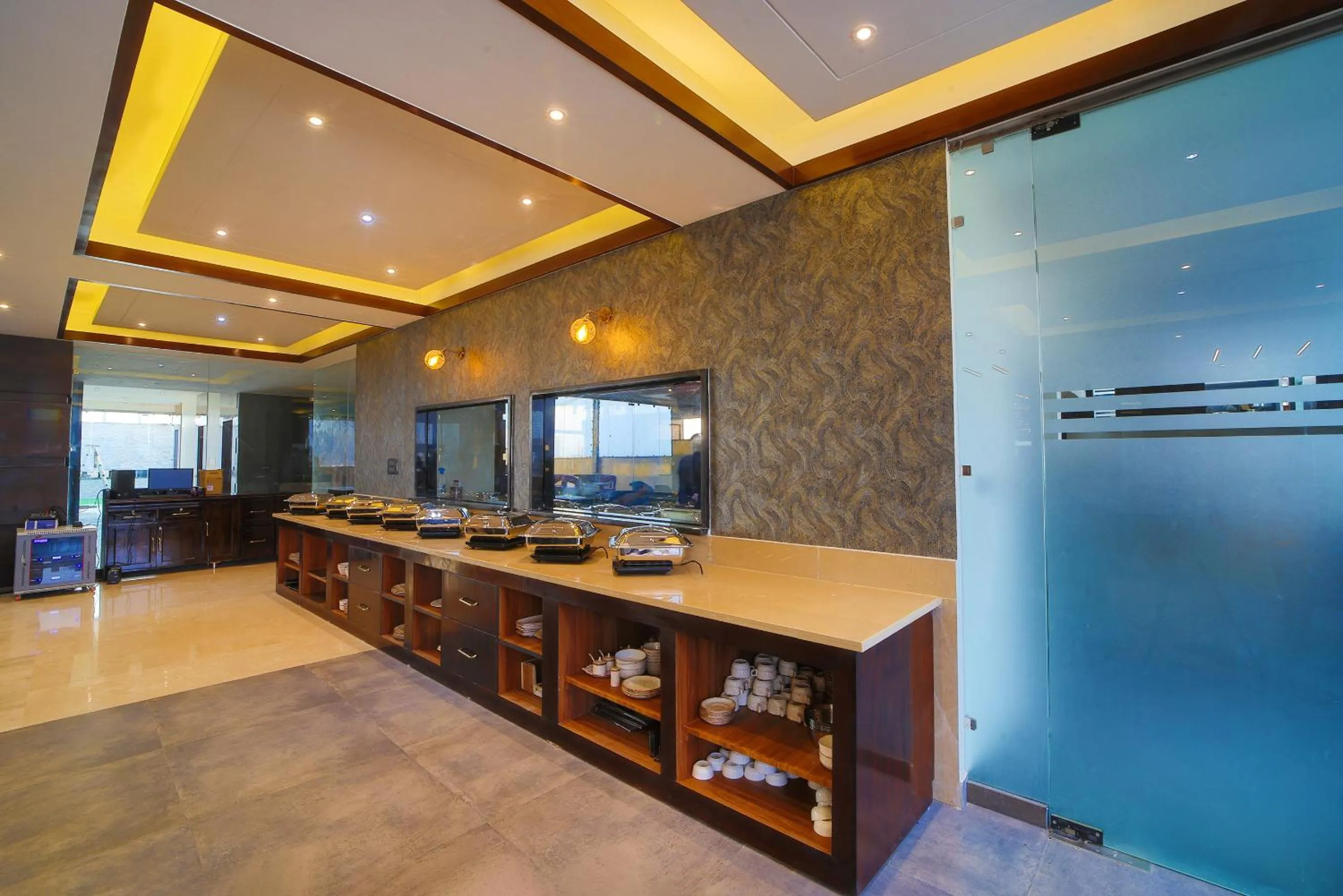 Restaurant/places to eat in Hotel Holy Vivasa