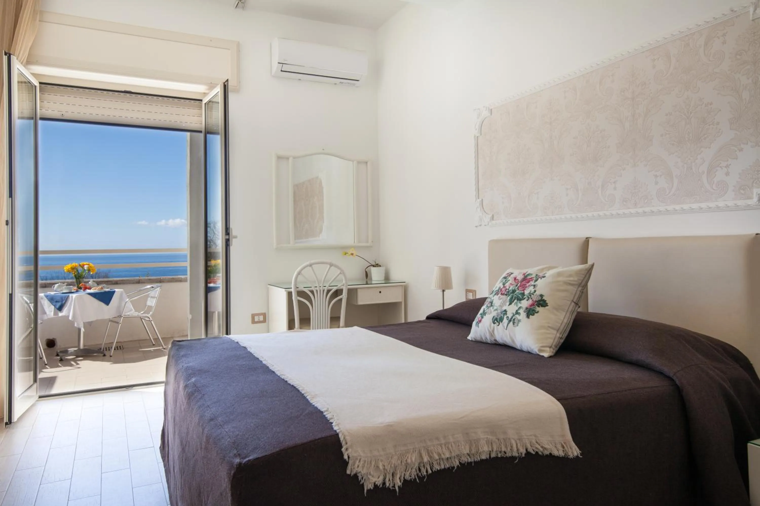 Bed in Mini Hotel - Angolo Di Paradiso -