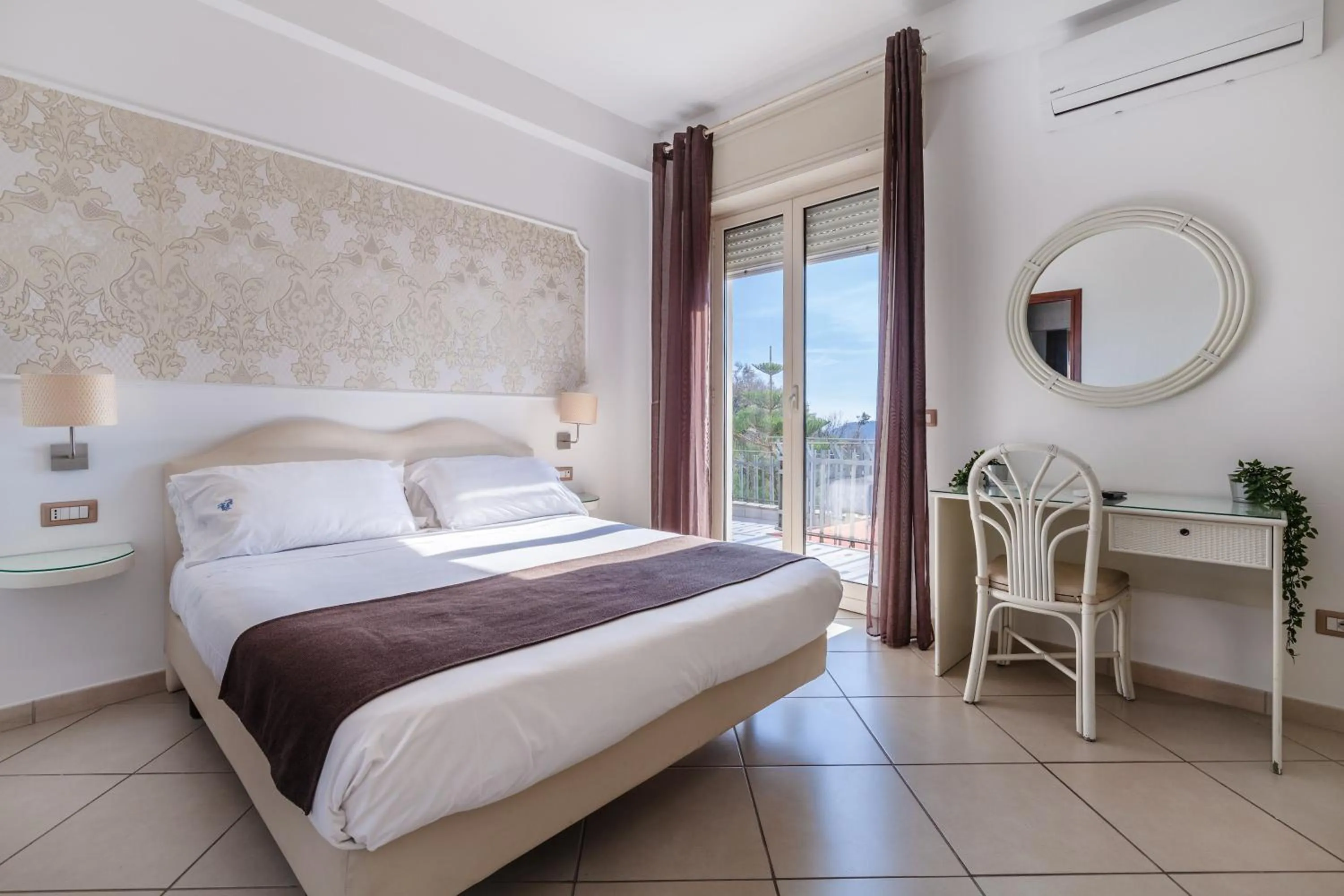 Bed in Mini Hotel - Angolo Di Paradiso -