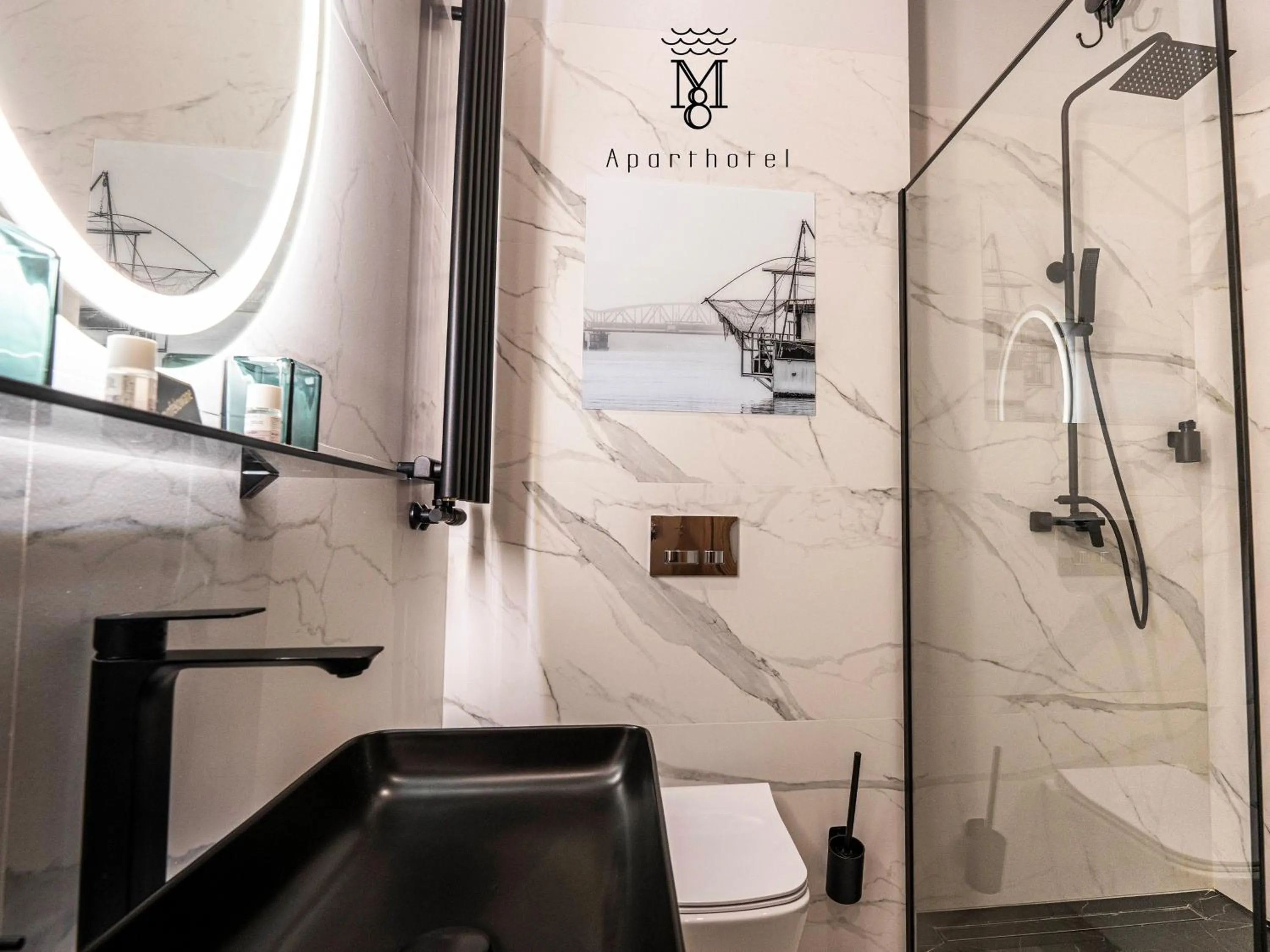 Shower in Mariensztat 8 Hotel