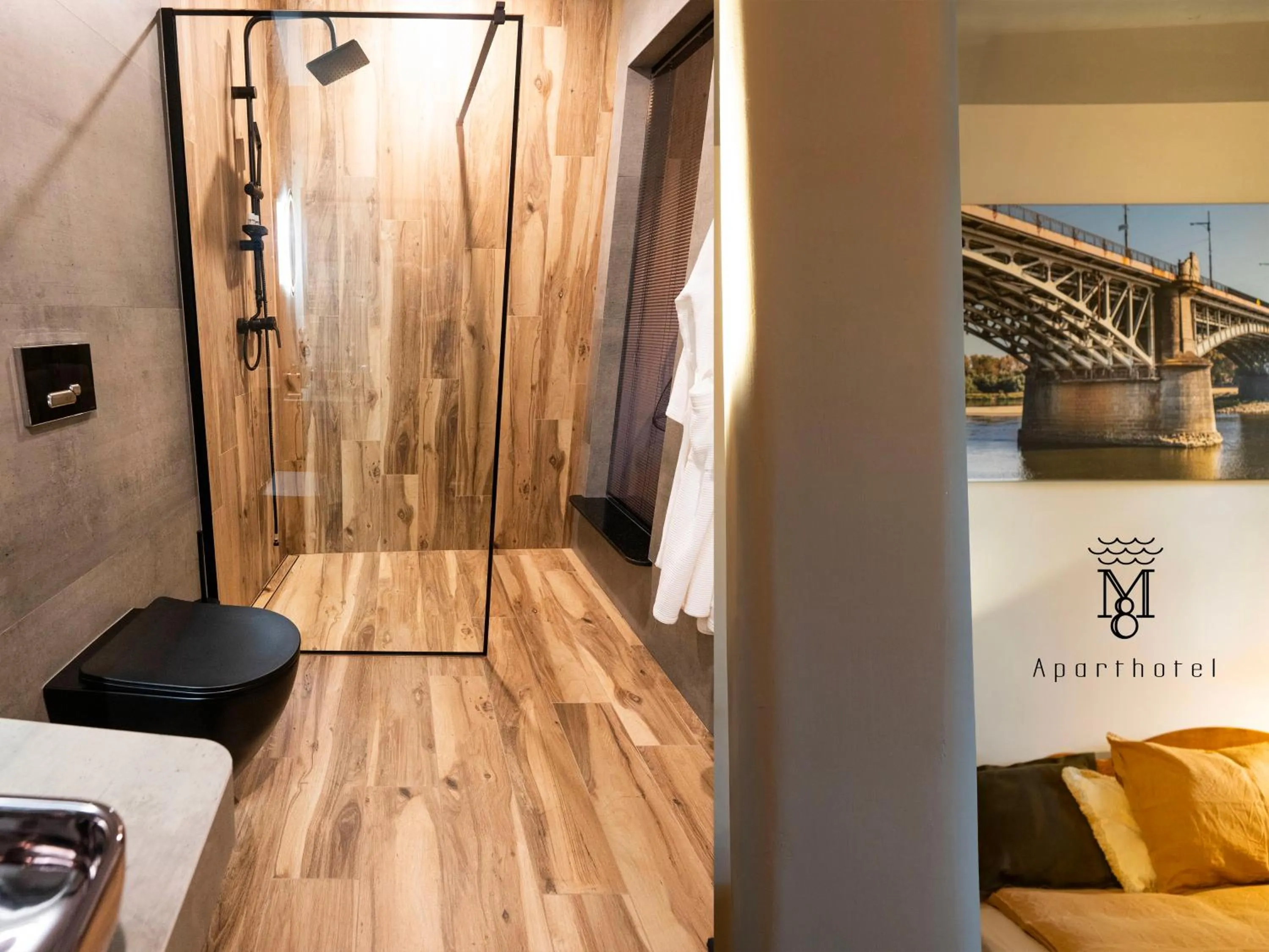 Shower in Mariensztat 8 Hotel