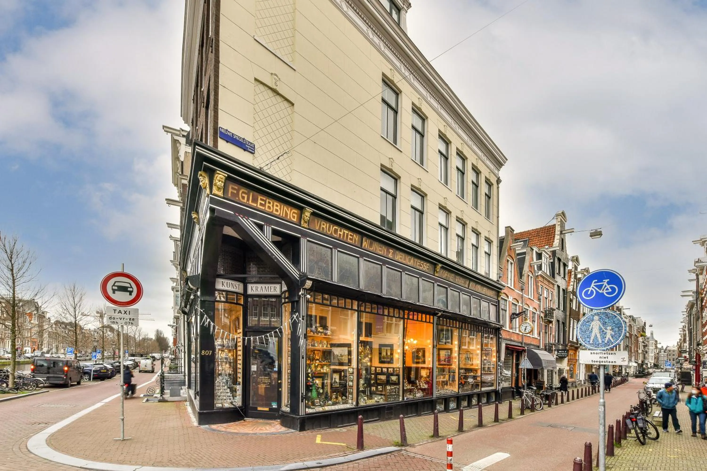 Spiegelgracht Apartments with Canal View