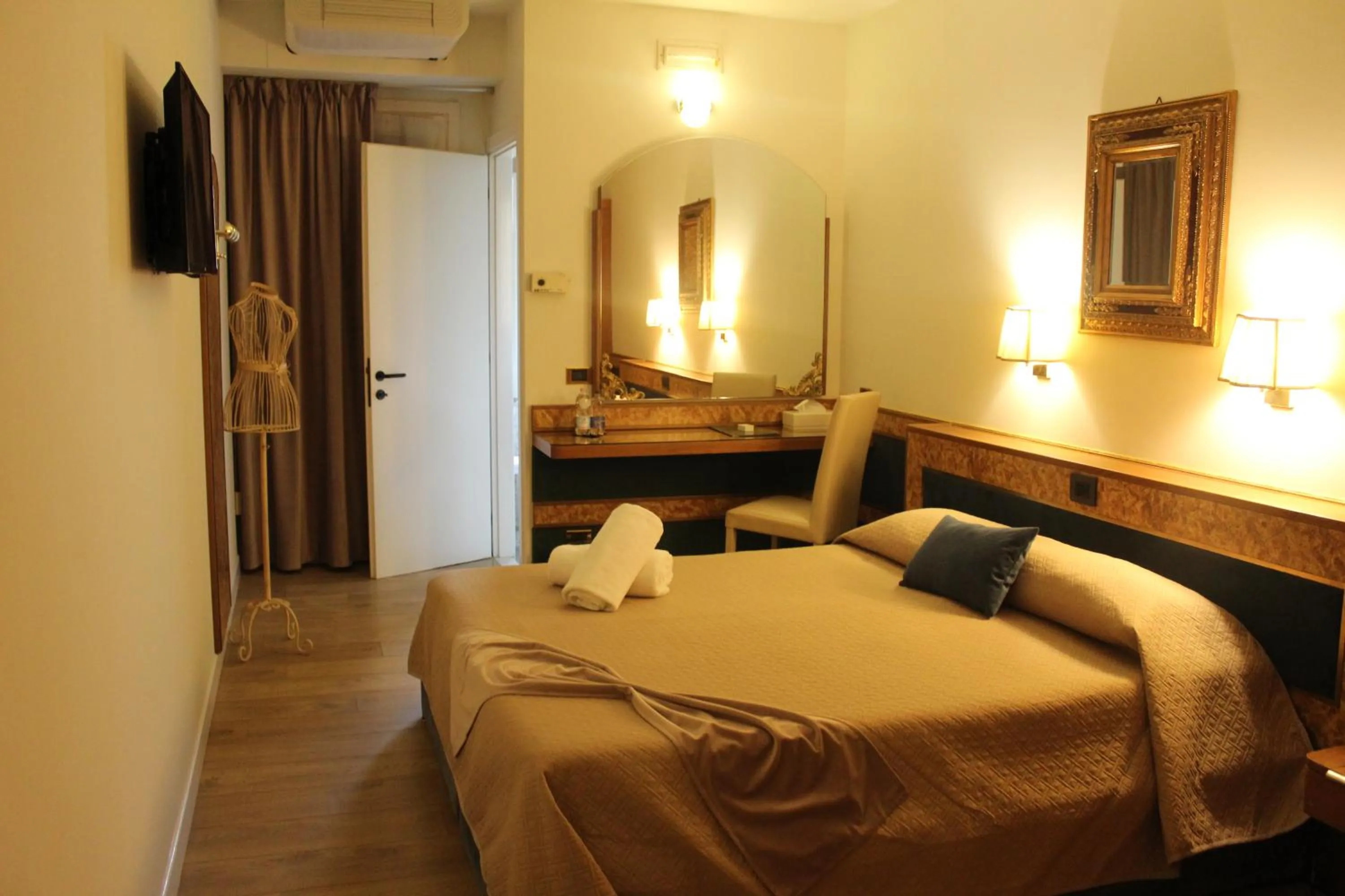 Bed in Hotel Villa Pigalle