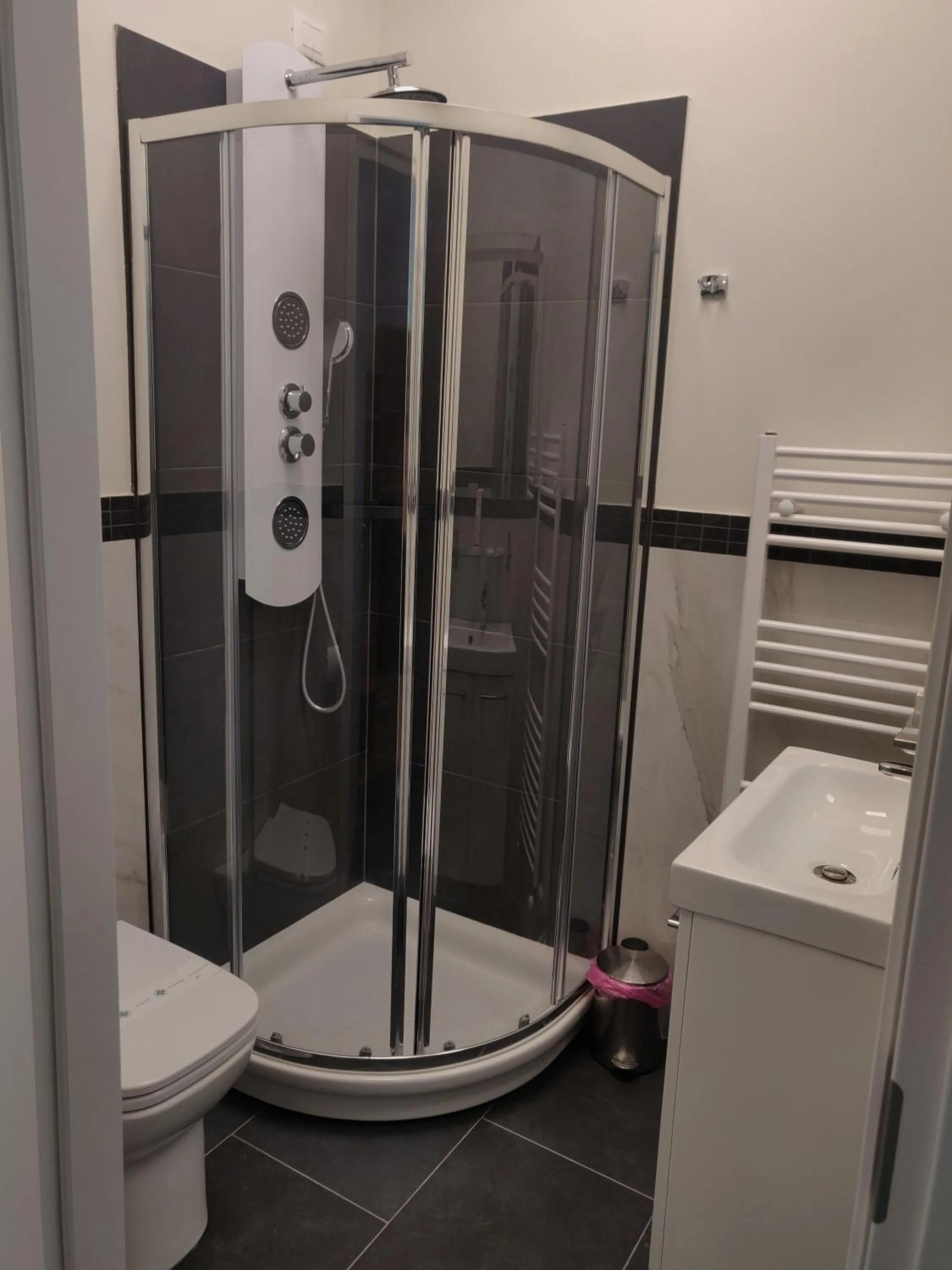 Shower in Hotel Villa Pigalle