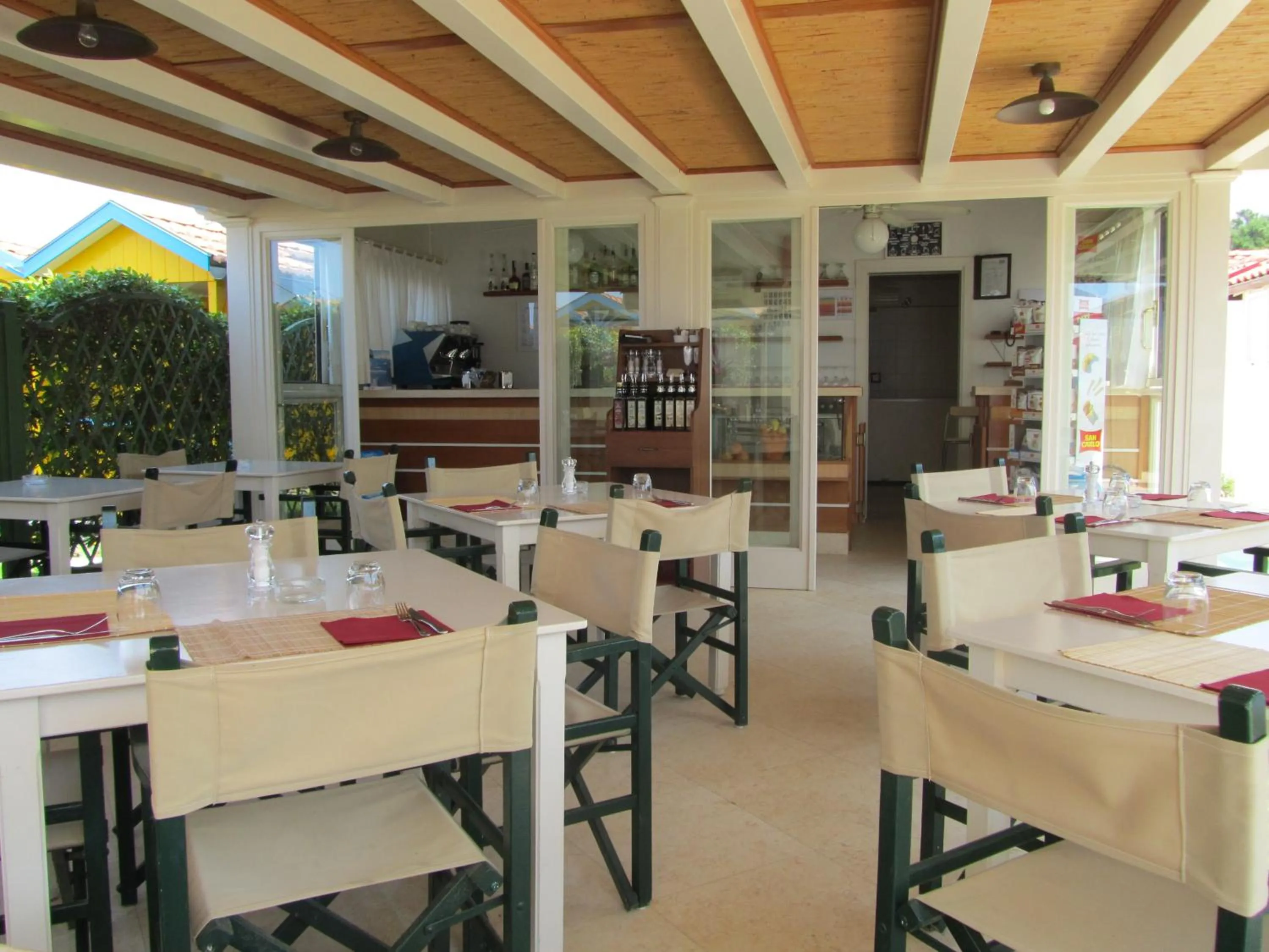 Restaurant/places to eat in President Hotel