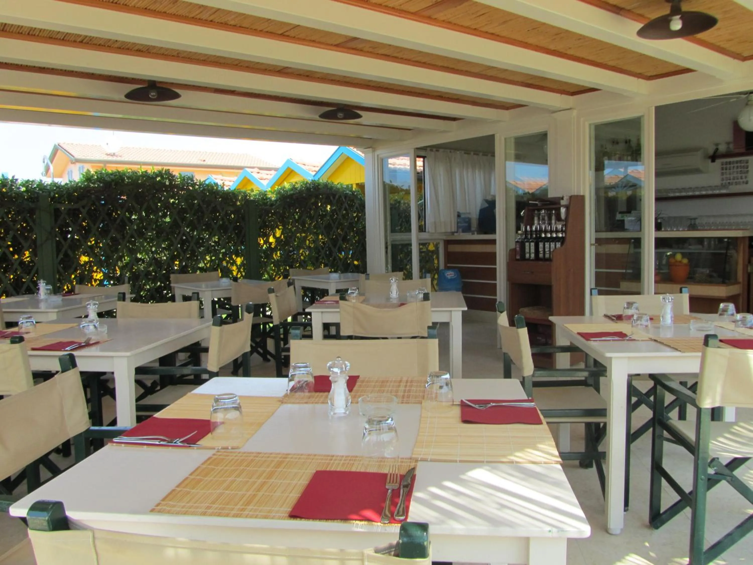 Restaurant/places to eat in President Hotel