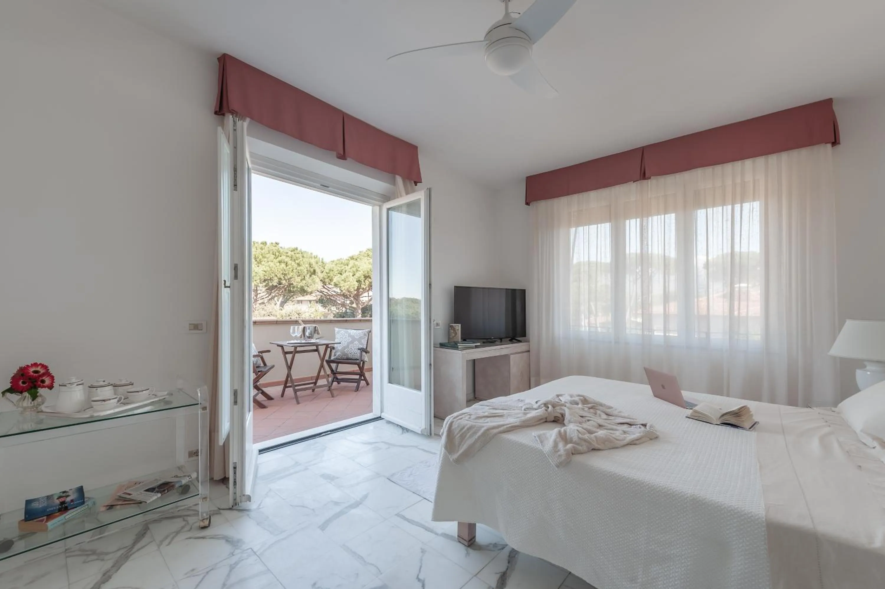 Balcony/Terrace, Bed in President Hotel