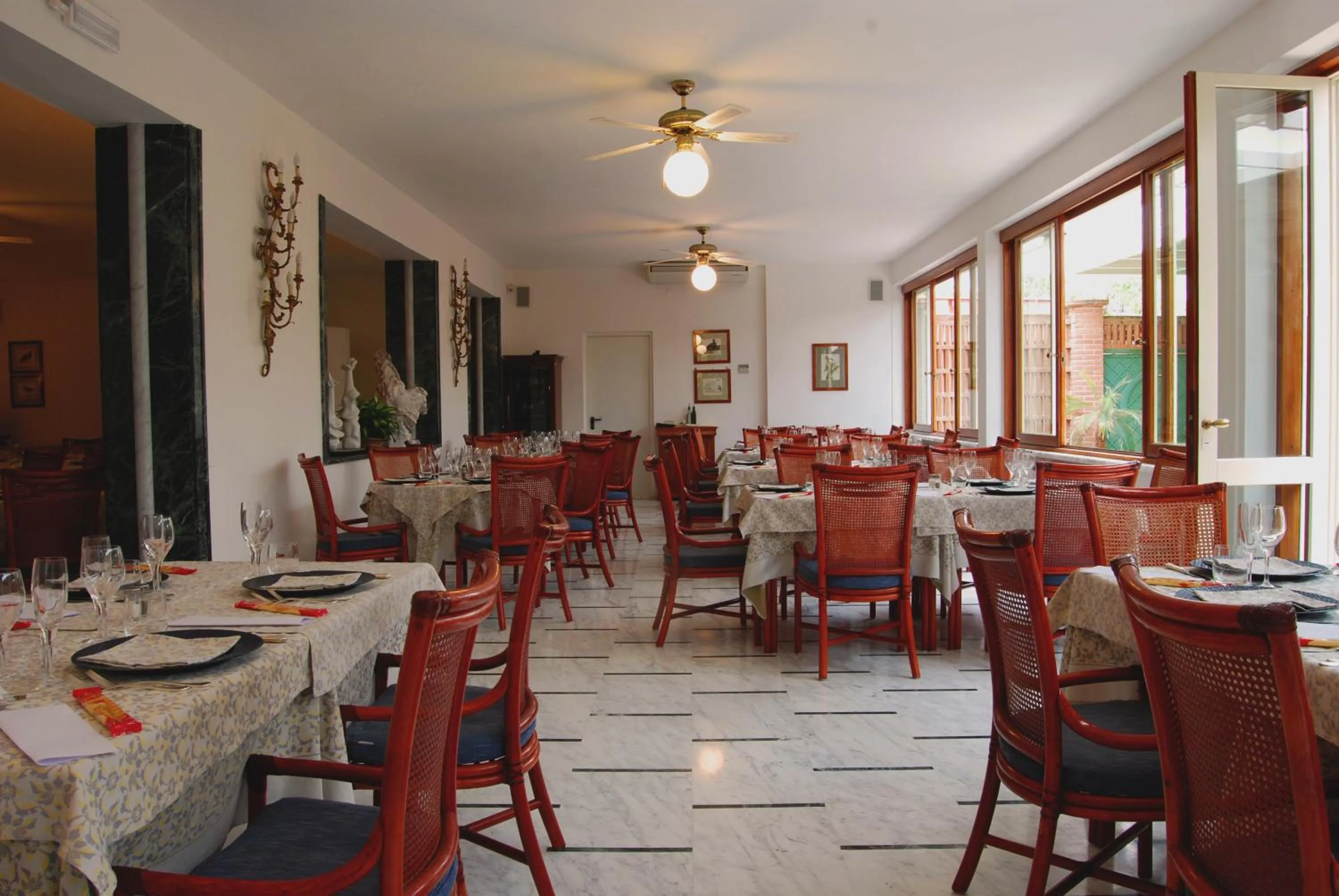 Restaurant/places to eat in President Hotel