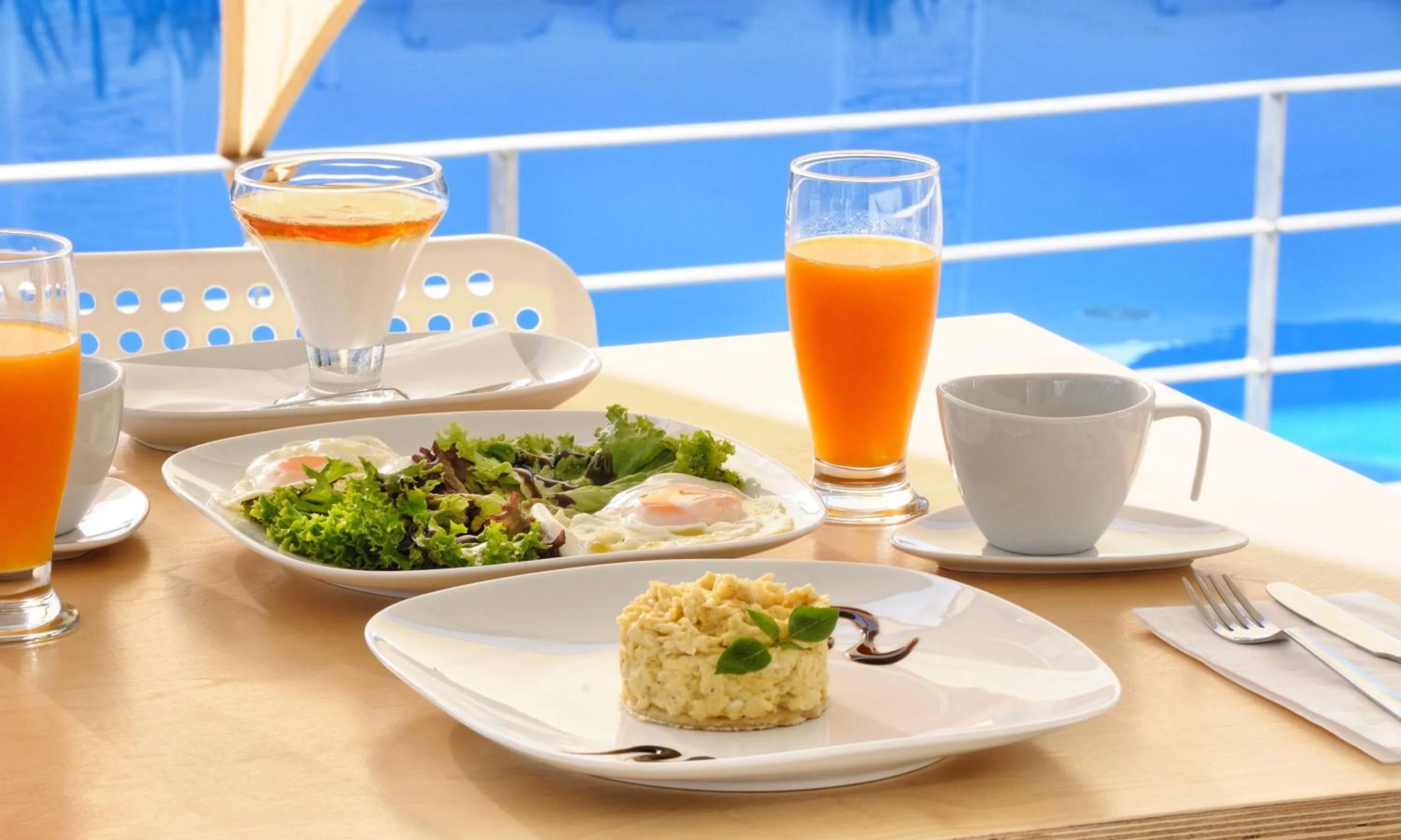 Food and drinks in Elounda Garden Suites Heated Pool