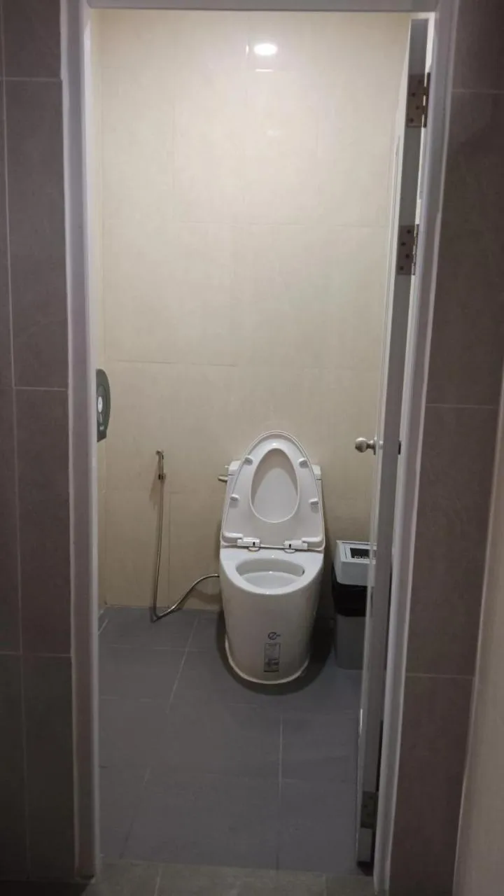 Toilet in Cha Li's Family Hotel&Hostel