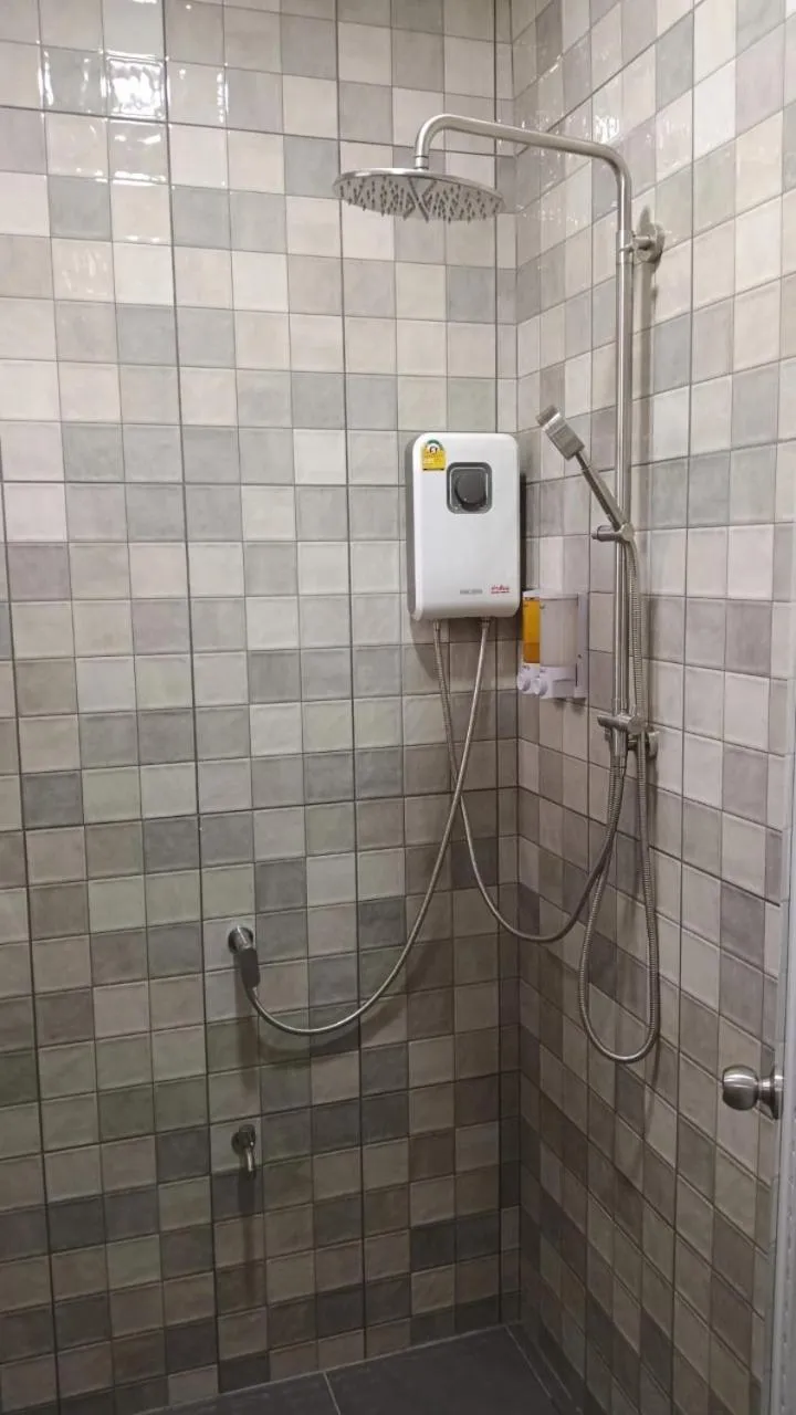 Shower in Cha Li's Family Hotel&Hostel