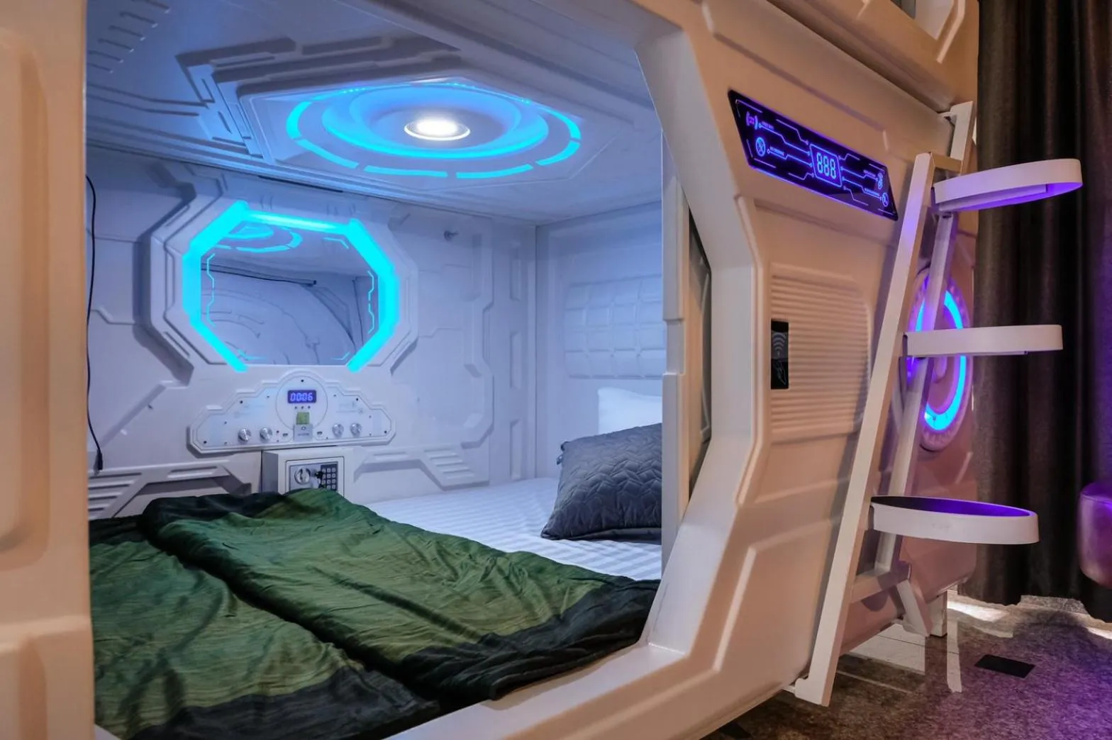 Steam room, Bed in Cha Li's Family Hotel&Hostel