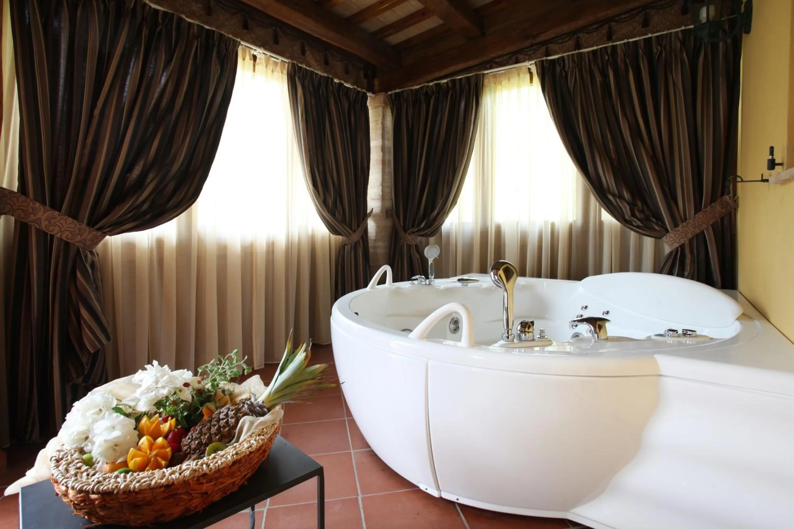 Hot Tub in Resort e Spa San Crispino