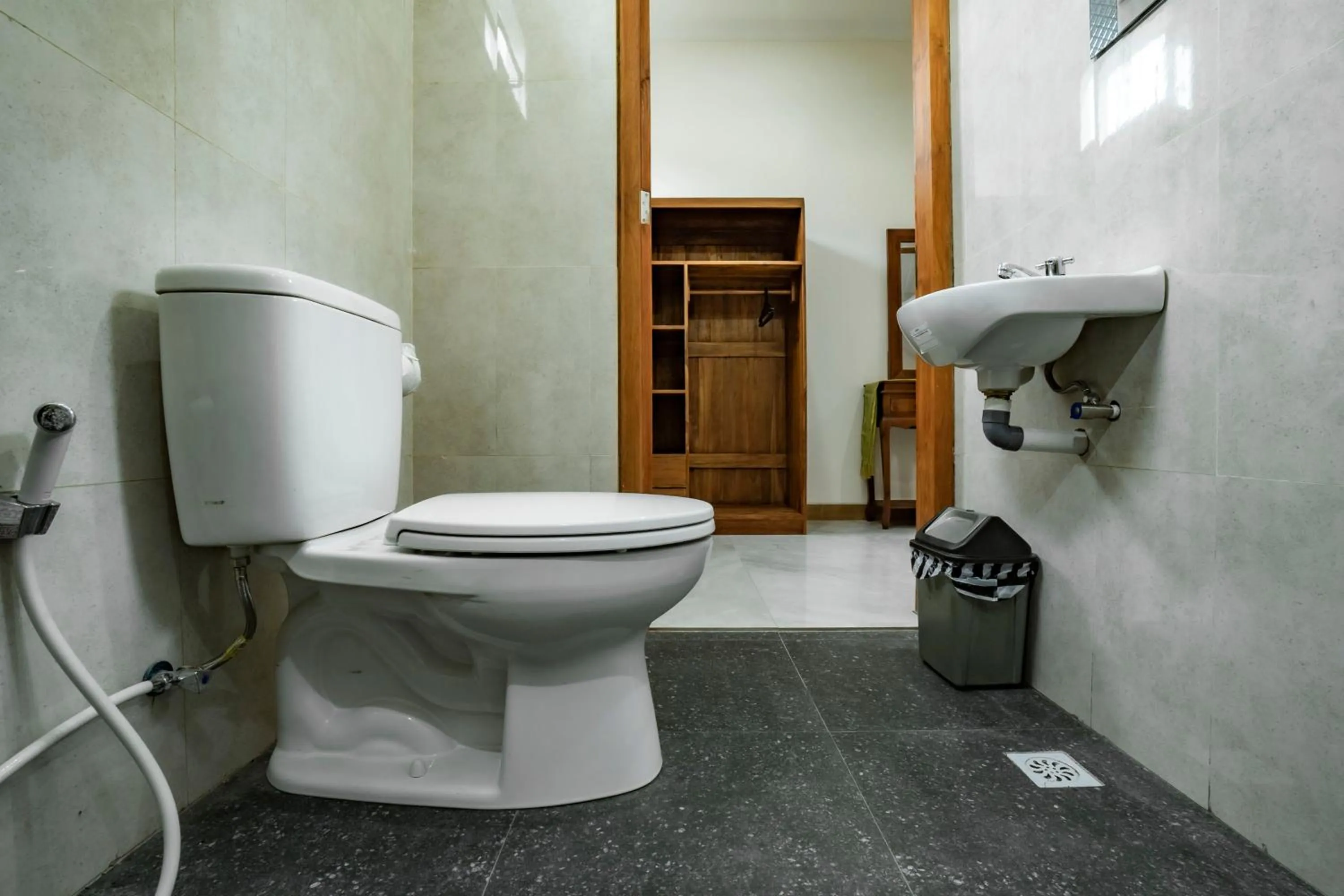 Toilet in PAK'VO'HOUSE