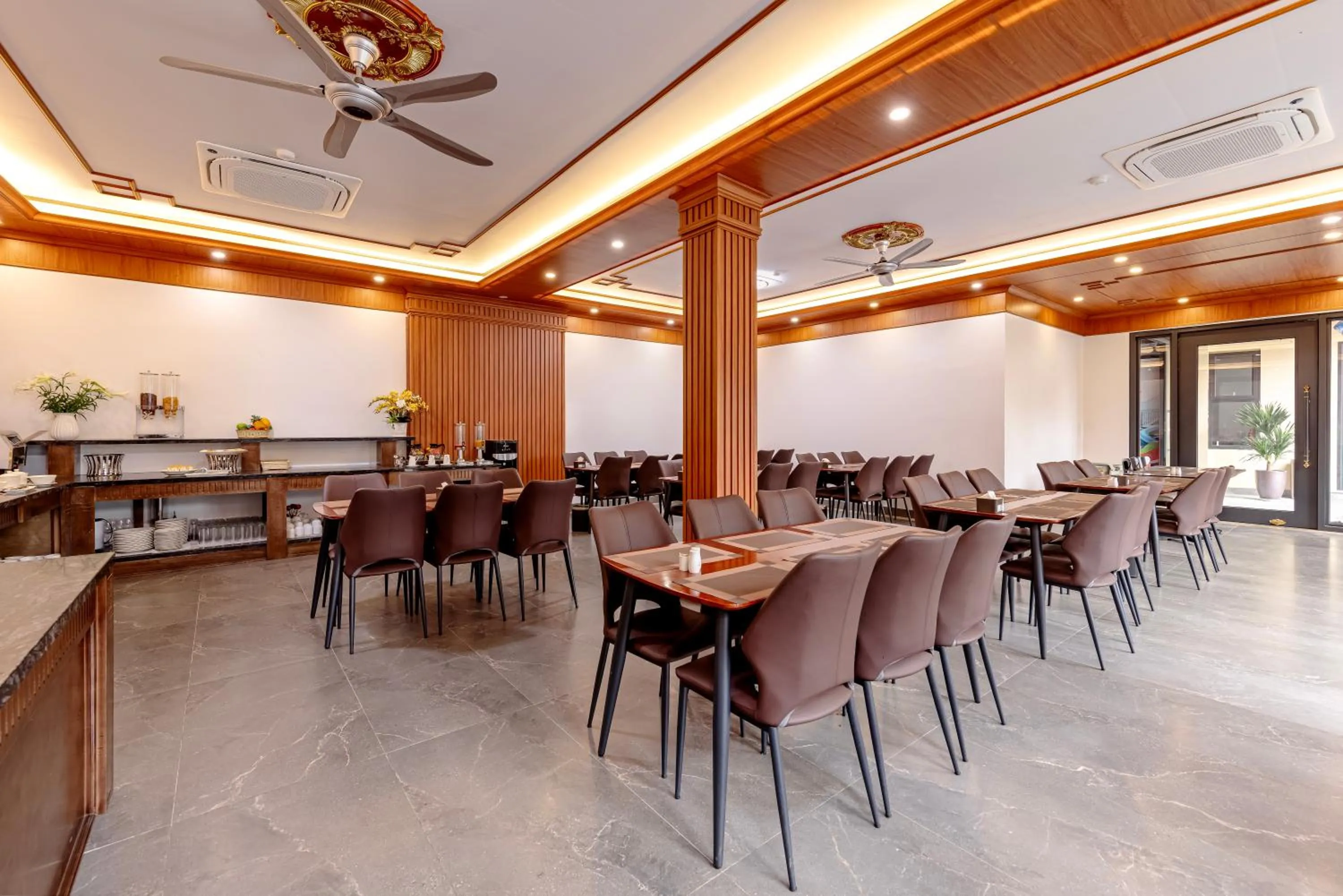 Restaurant/places to eat in Tam Coc Center Luxury Hotel & Villa