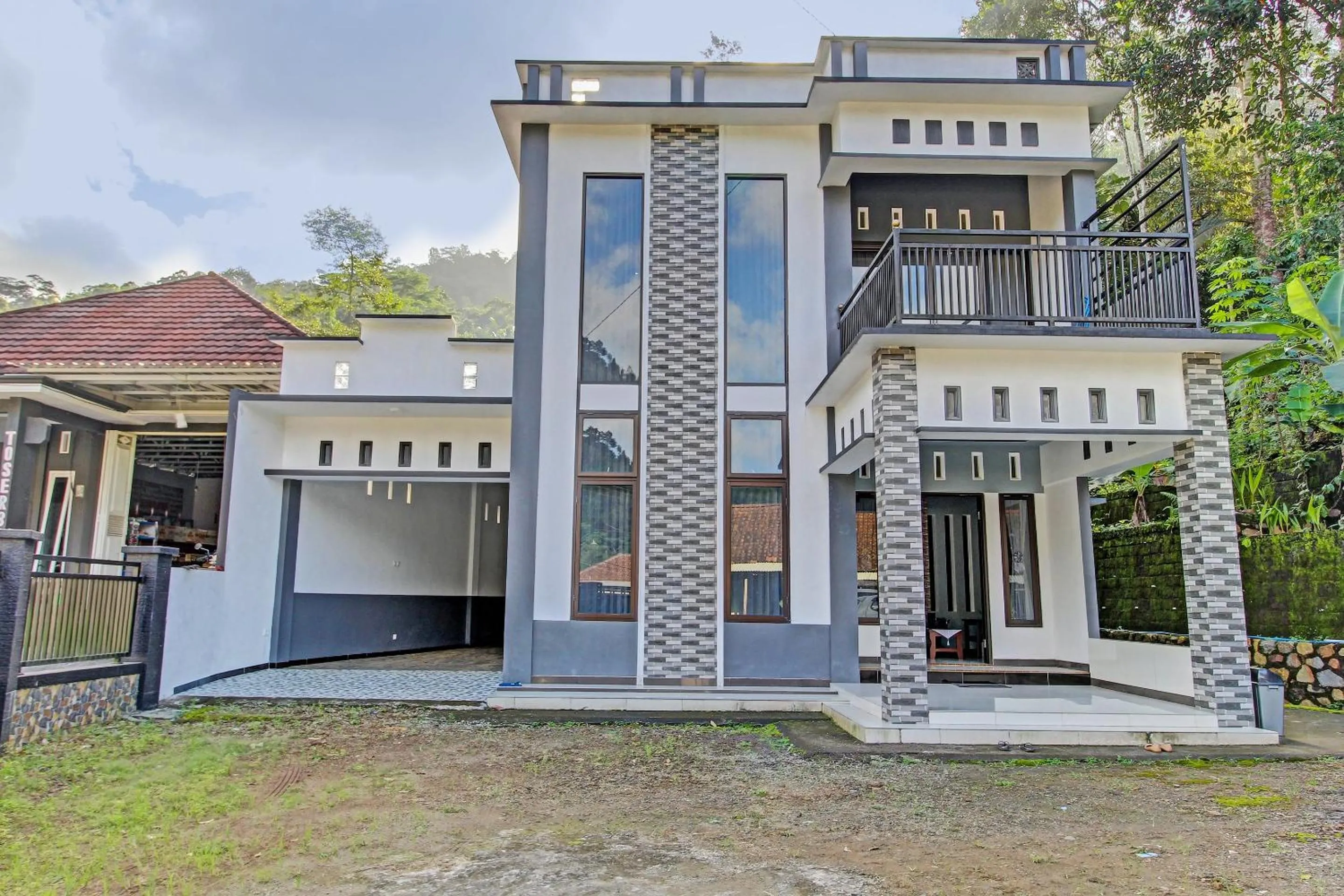 Facade/entrance in OYO Life 91177 Desa Wisata Duren Sari