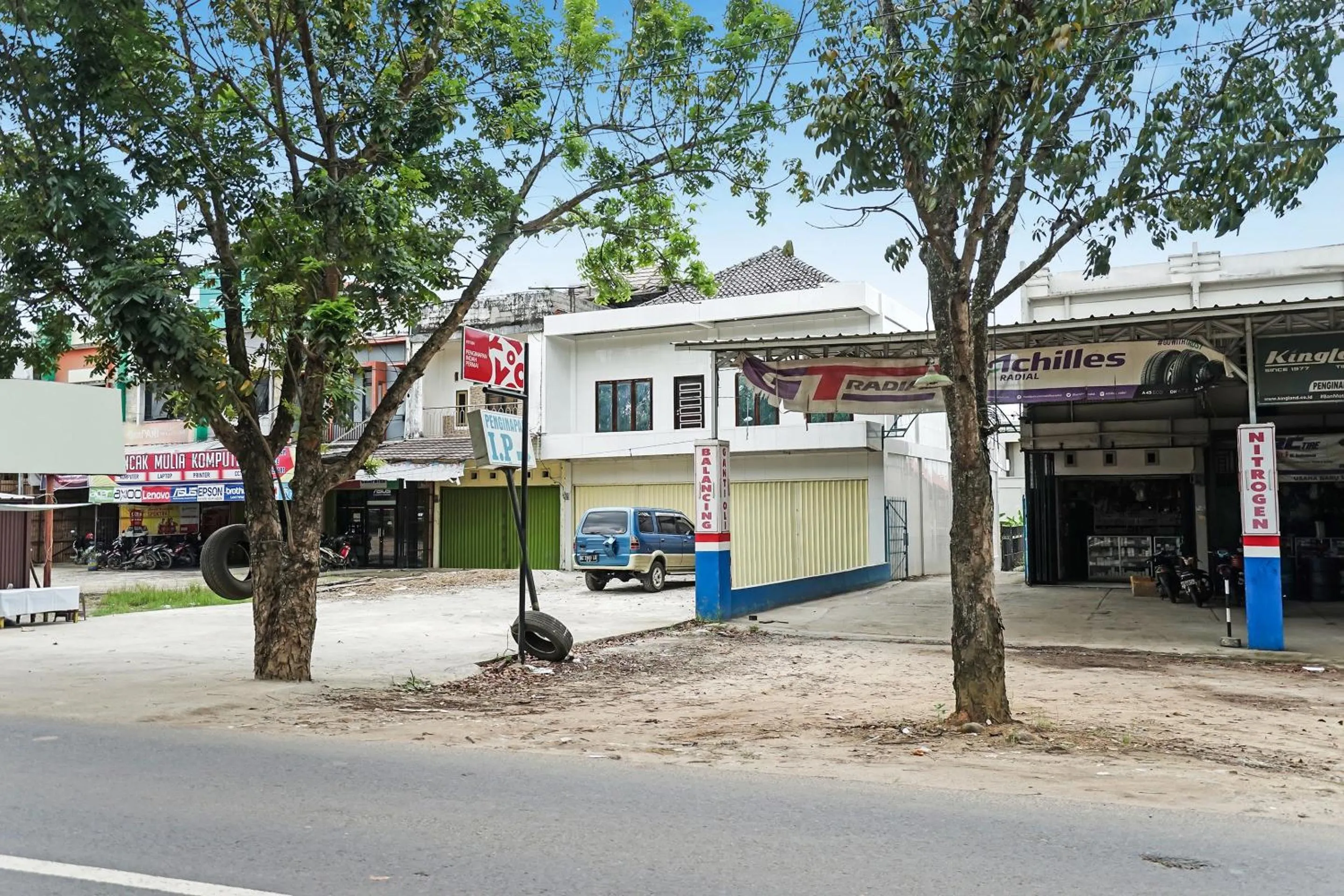 Facade/entrance in Hotel O Penginapan Indah Permai Syariah
