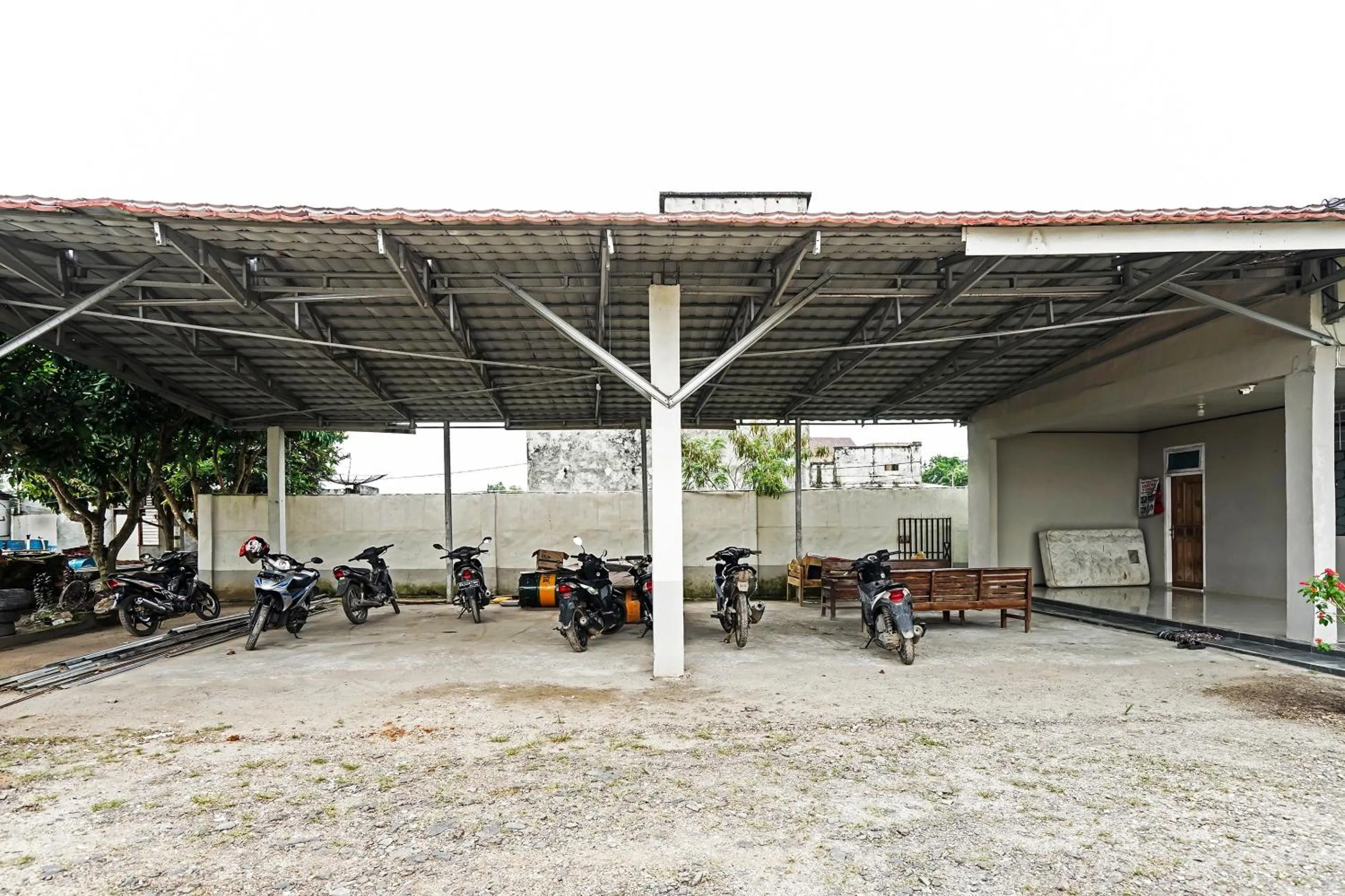 Facade/entrance in Hotel O Penginapan Indah Permai Syariah