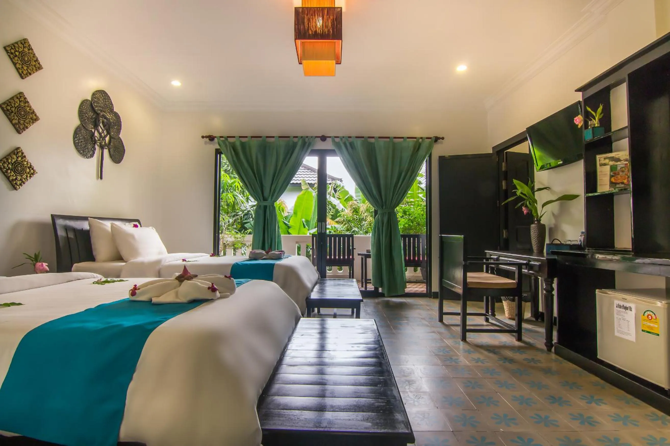 Balcony/Terrace, Bed in La Residence WatBo Hotel