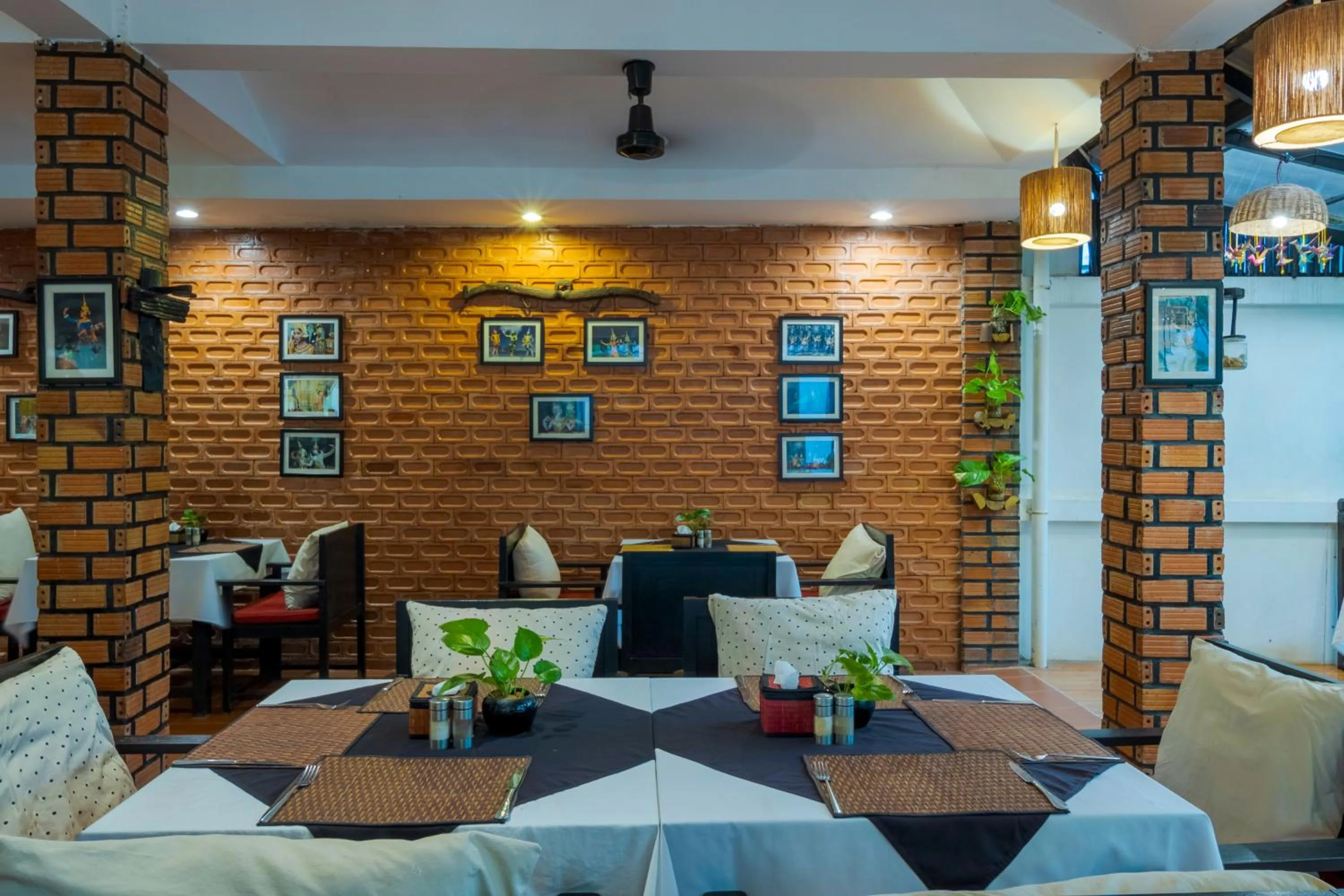 Restaurant/places to eat in La Residence WatBo Hotel