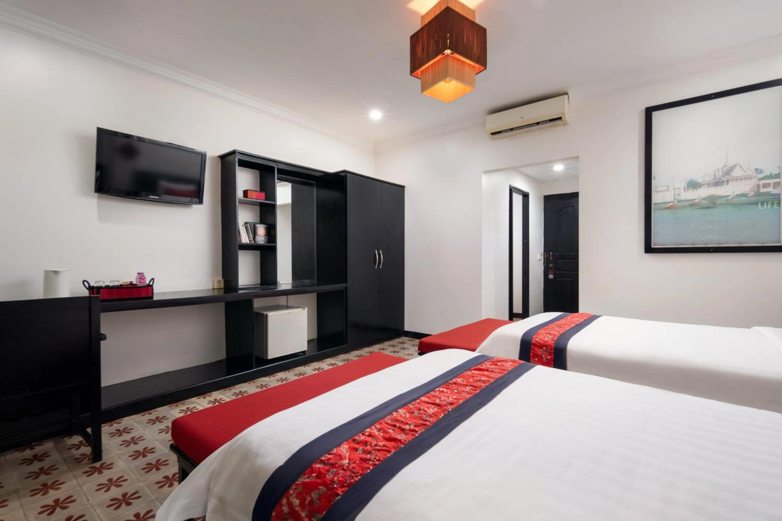 minibar, Bed in La Residence WatBo Hotel