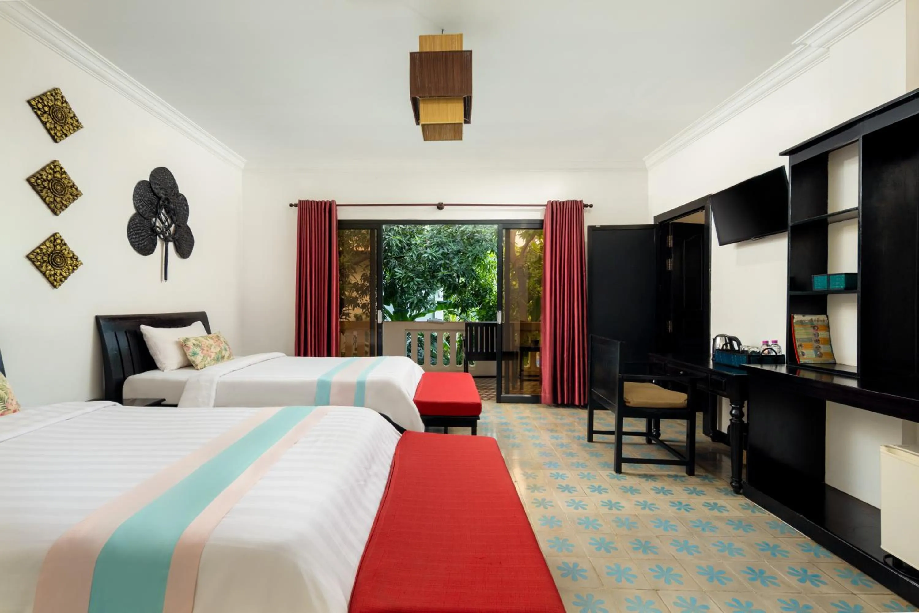 Balcony/Terrace, Bed in La Residence WatBo Hotel