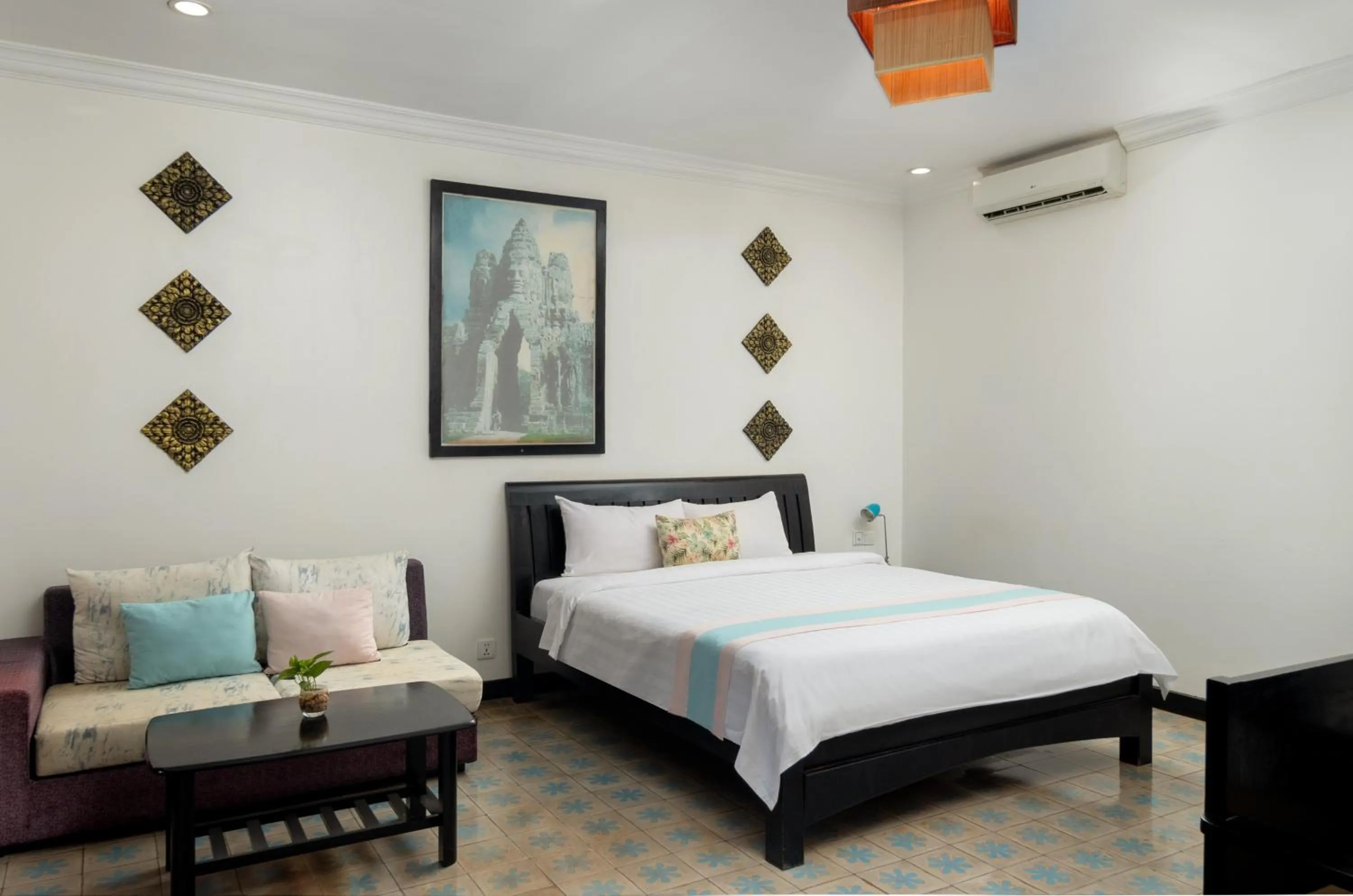 Seating area, Bed in La Residence WatBo Hotel