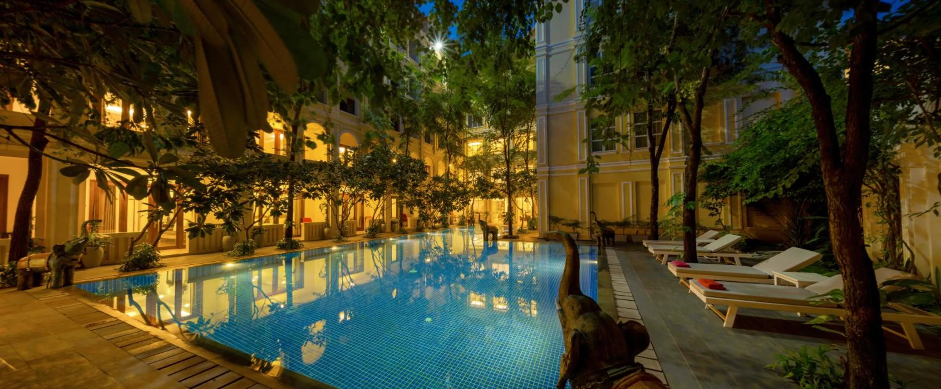 Swimming pool in La Residence WatBo Hotel