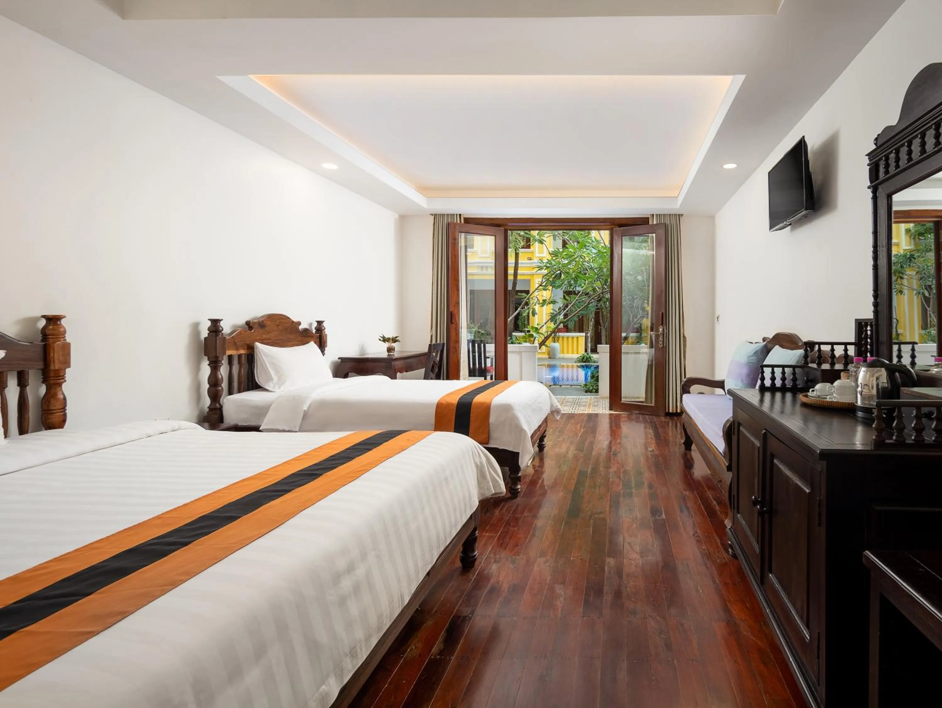 Photo of the whole room, Bed in La Residence WatBo Hotel