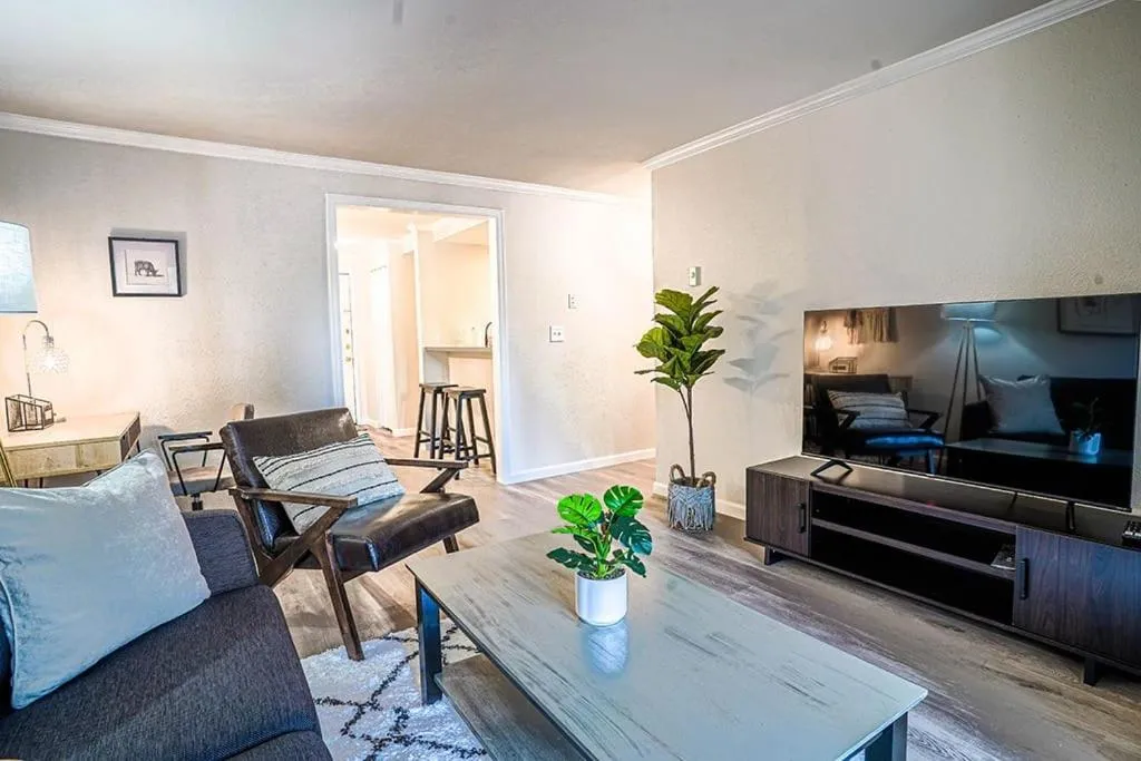 Condo with king bed, walk to Microsoft & park